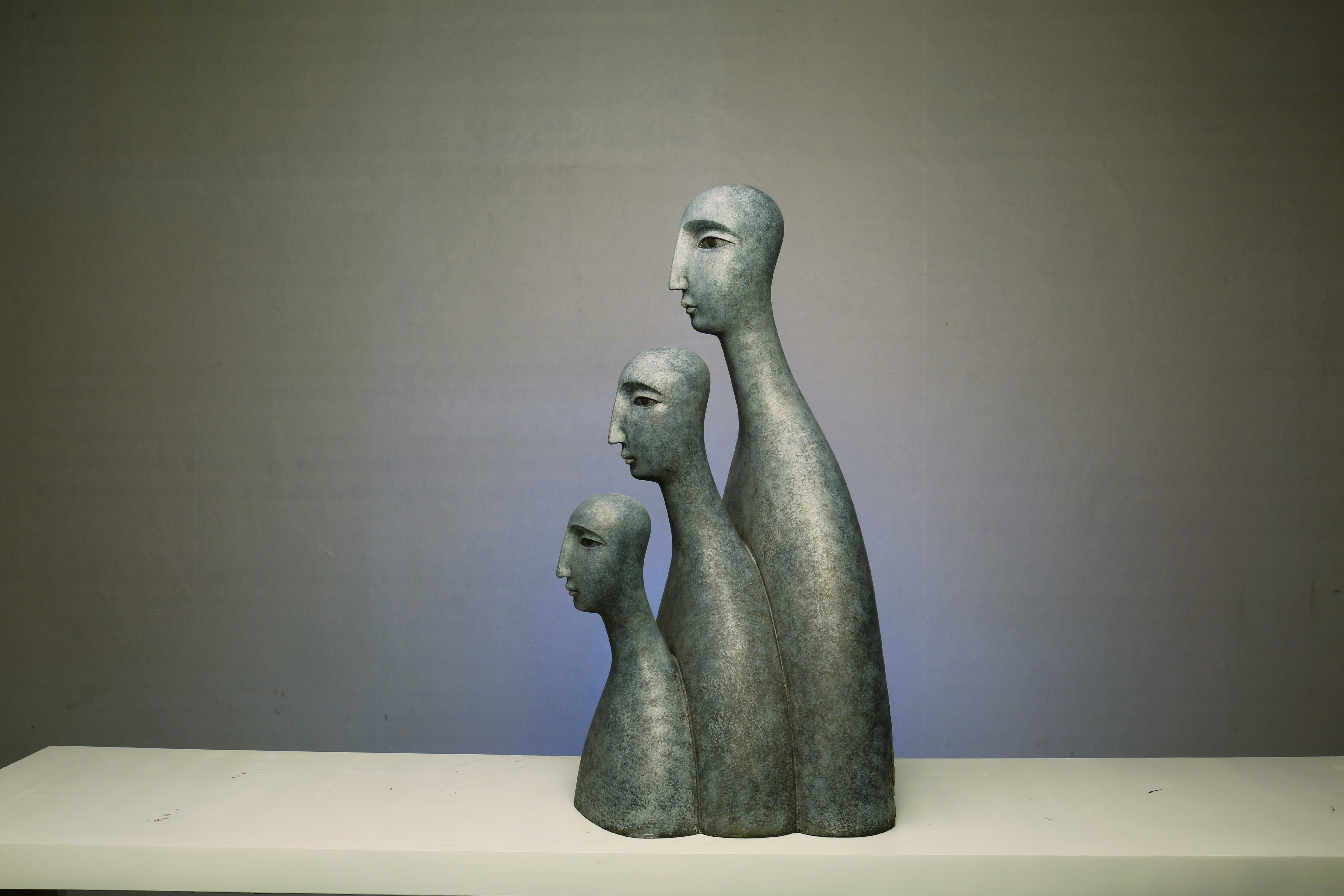 Escultura de bronce con coloración química titulada «Ascenso infinito» (2019), de 41 × 39 × 83 cm.