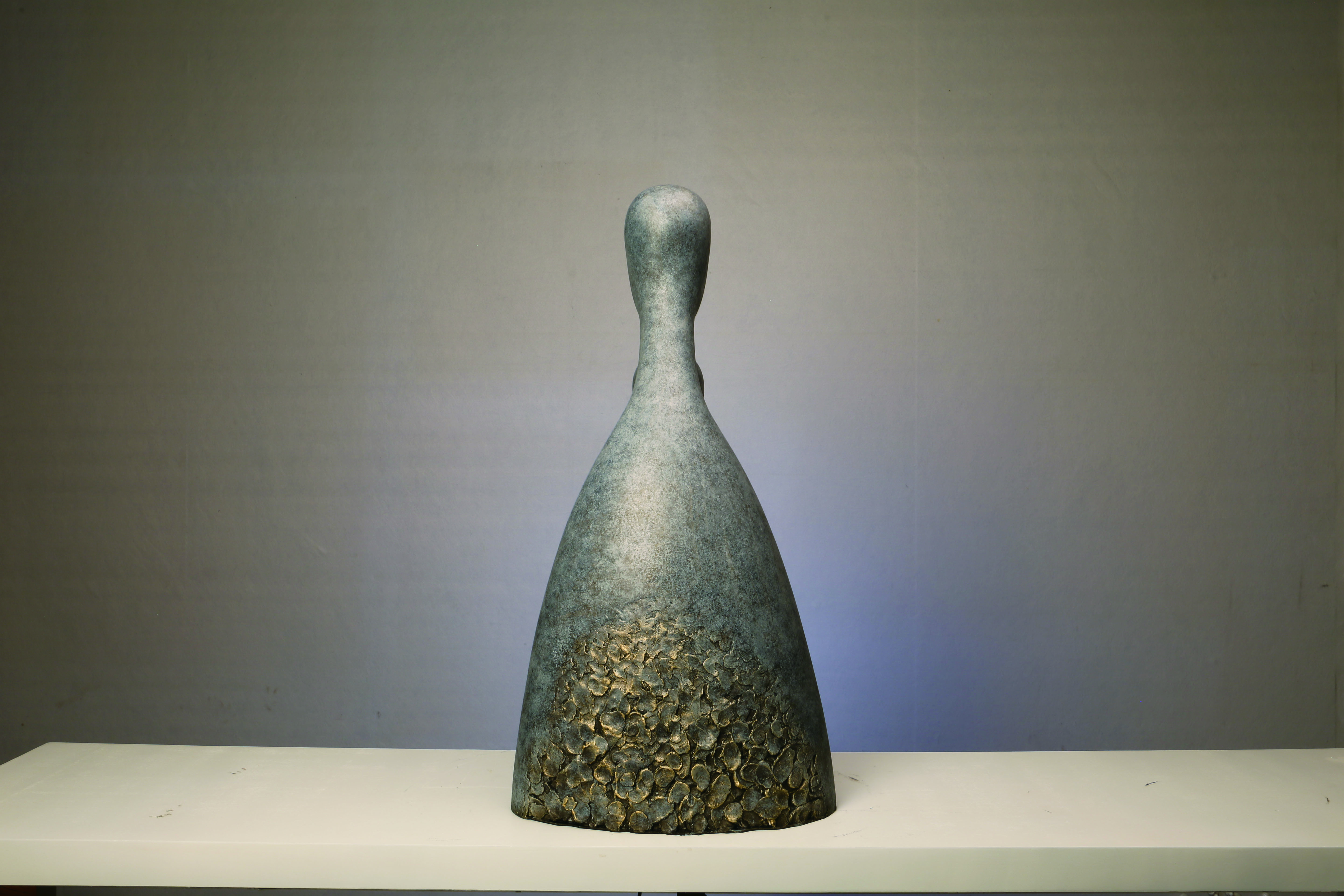 Escultura de bronce con coloración química titulada «Ascenso infinito» (2019), de 41 × 39 × 83 cm.