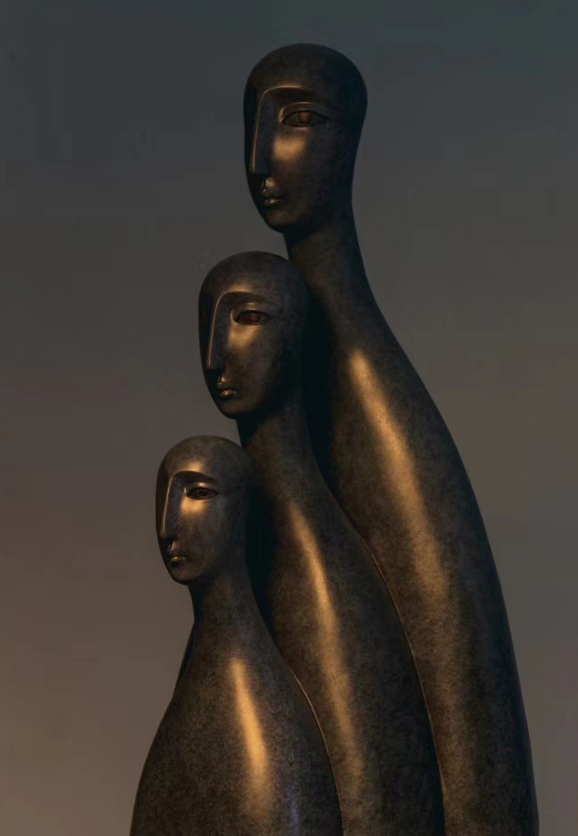 Escultura de bronce con coloración química titulada «Ascenso infinito» (2019), de 41 × 39 × 83 cm.