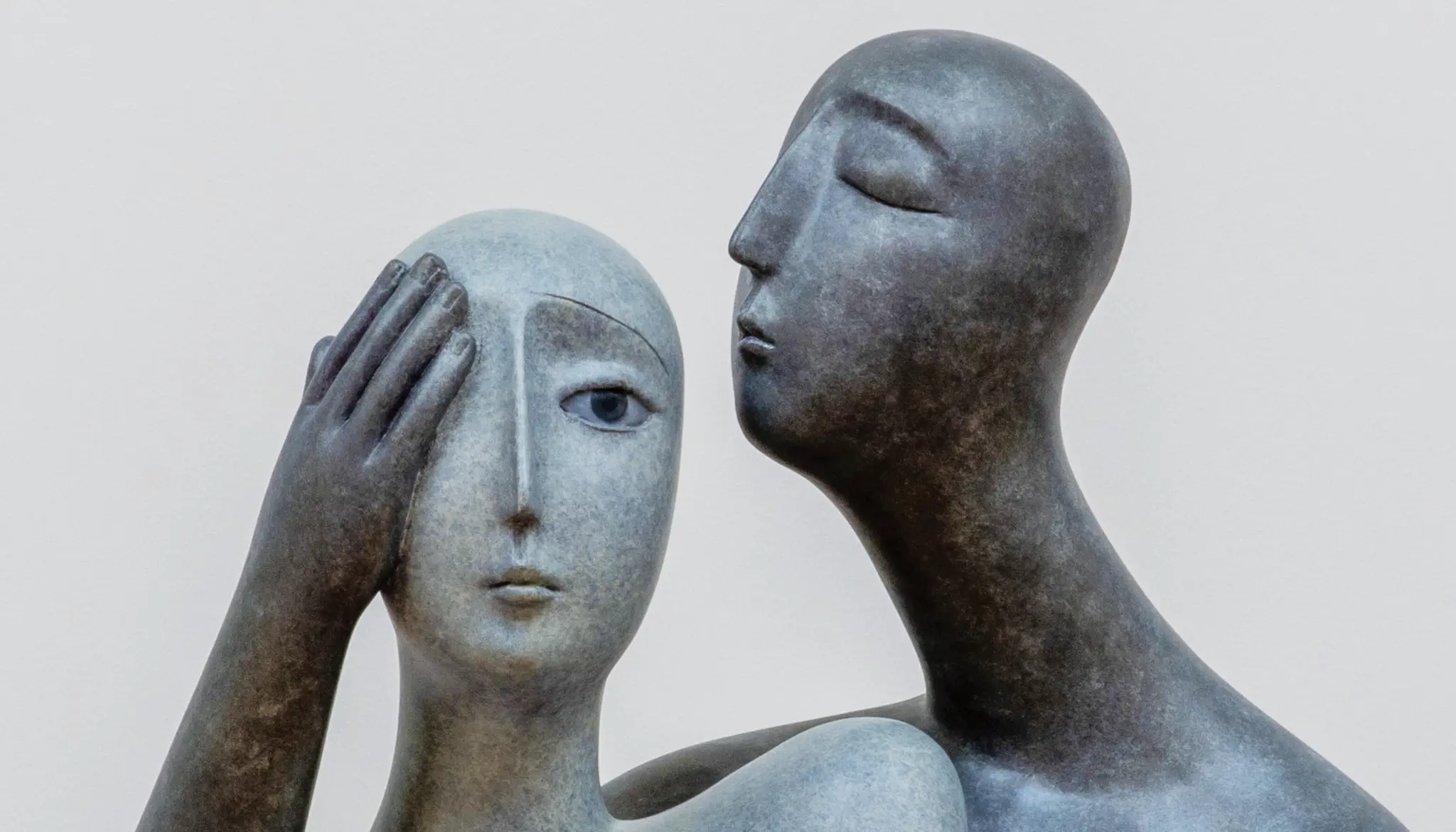方旭雕塑《你和你的有关（2018）》，2018年，青铜化学着色，41 × 28 × 55 cm（16.1 × 11.0 × 21.7 inch）。