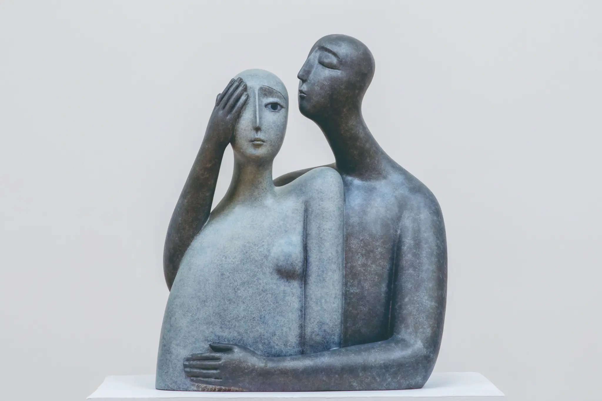 方旭雕塑《你和你的有关（2018）》，2018年，青铜化学着色，41 × 28 × 55 cm（16.1 × 11.0 × 21.7 inch）。