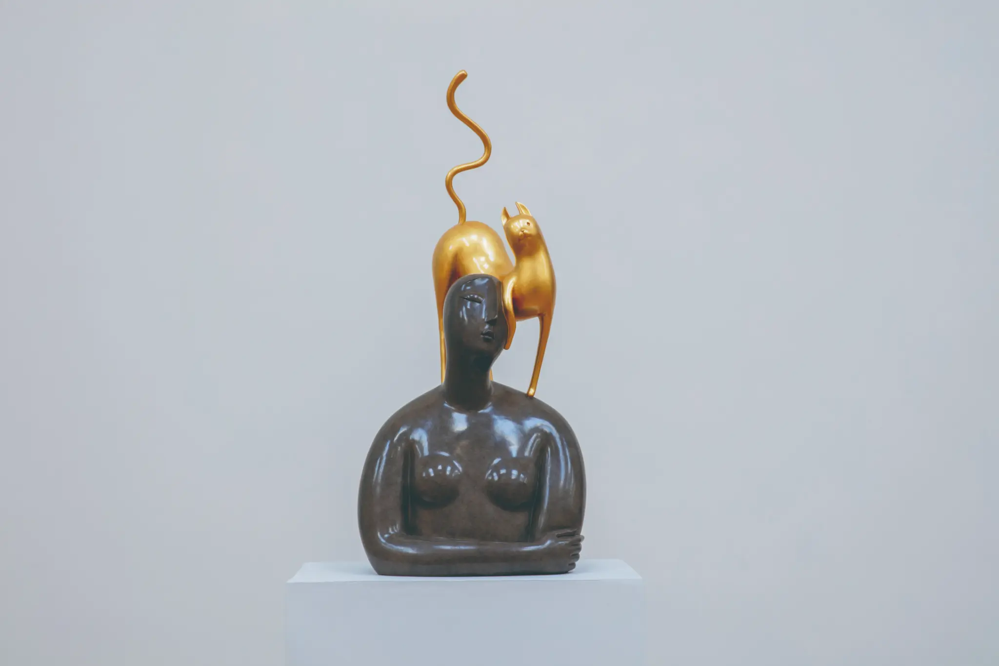 منحوتة برونزية مكسوّة بورق الذهب، أنجزها Fang Xu عام 2018، بأبعاد 39 × 34 × 89 سم.