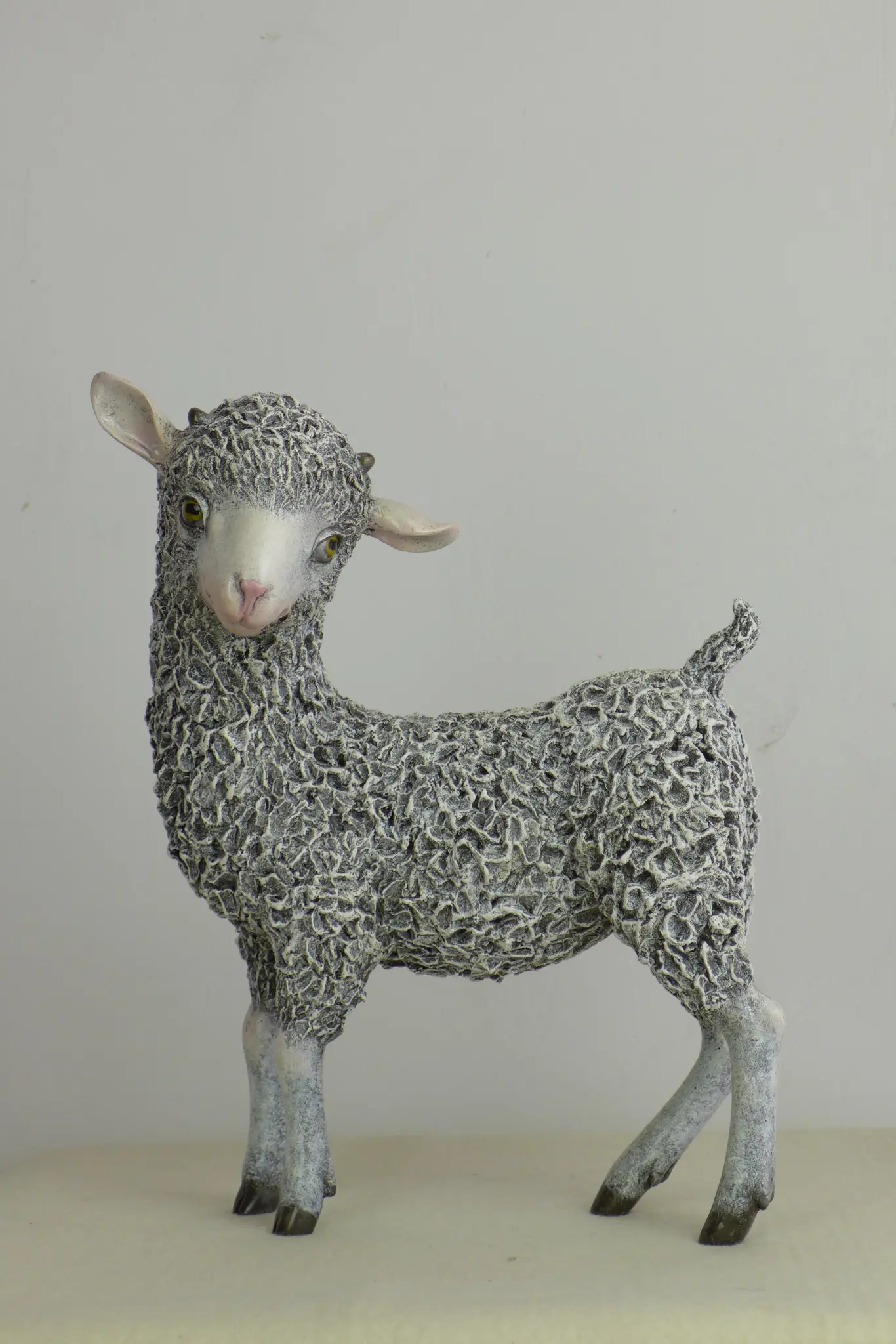 Fang Xu가 2015년에 제작한 청동 조각 《달콤함》. 크기 30 × 12 × 28 cm.