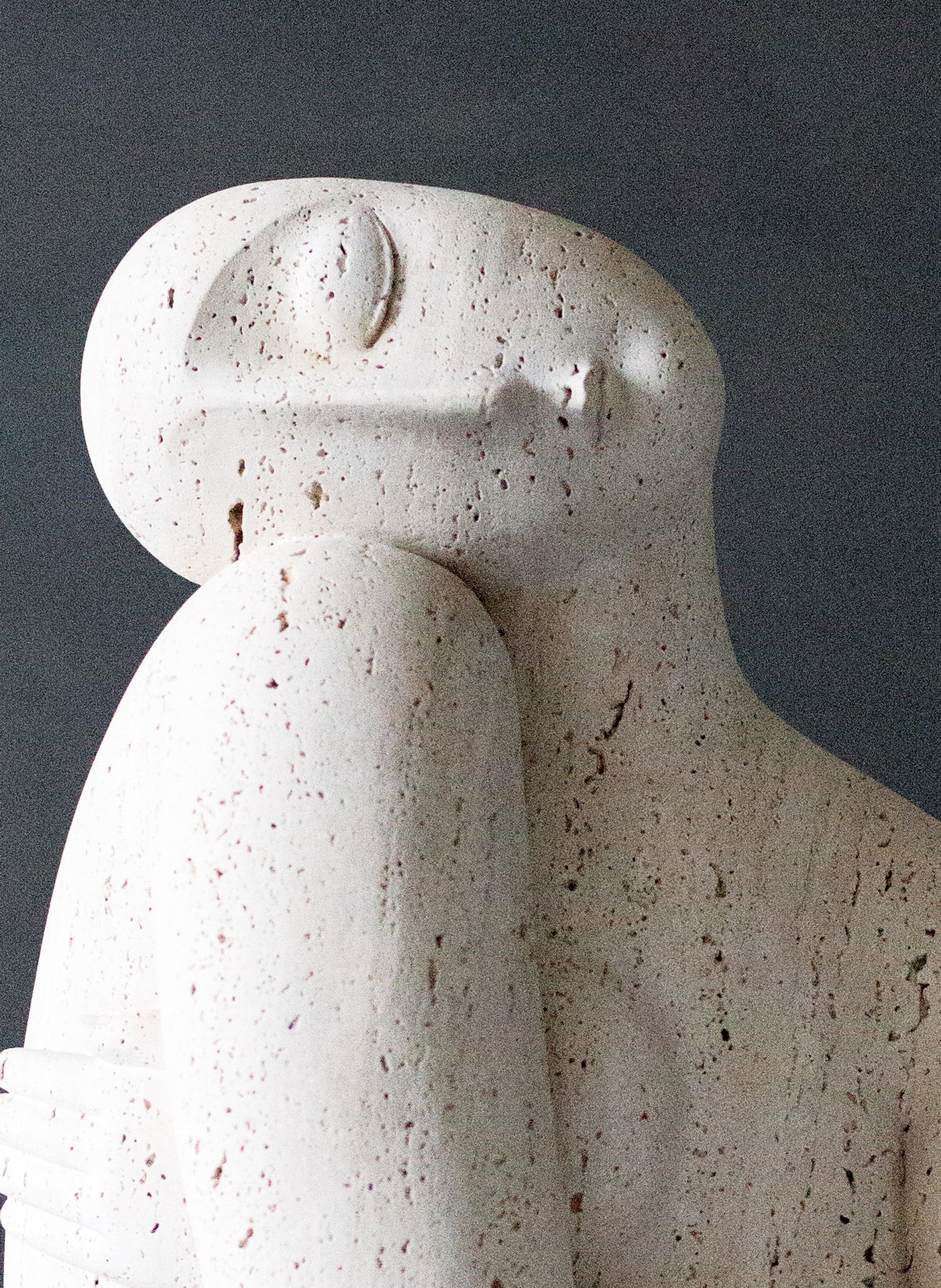 石雕作品《梦 (2020)》，尺寸为30 × 27 × 44厘米。