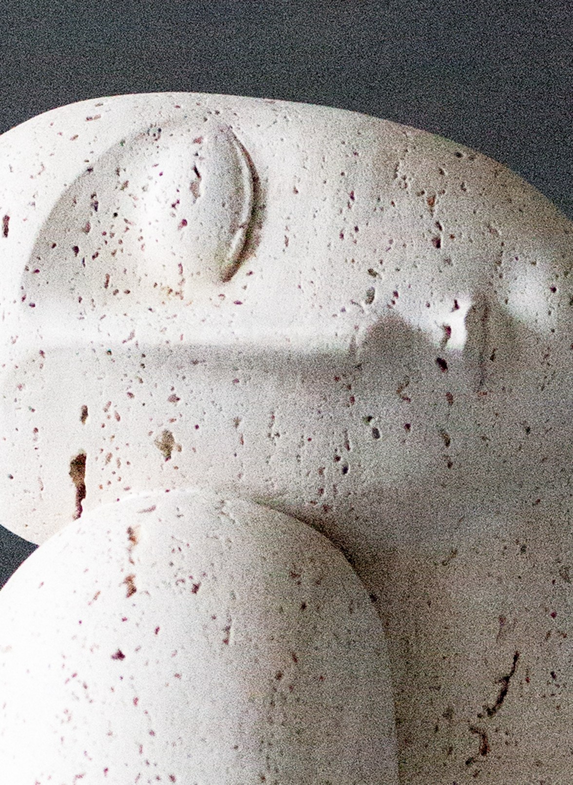 石雕作品《梦 (2020)》，尺寸为30 × 27 × 44厘米。