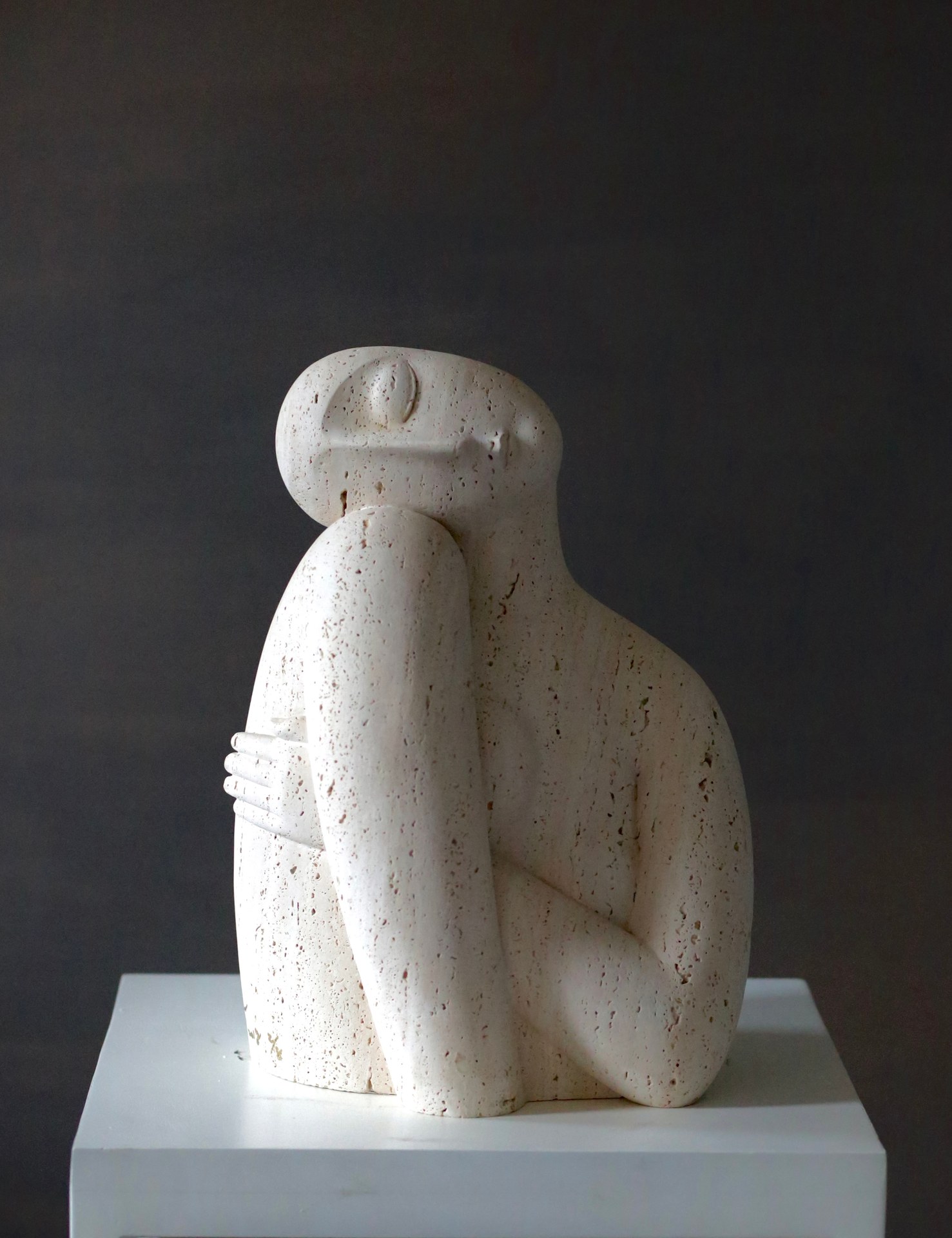 石雕作品《梦 (2020)》，尺寸为30 × 27 × 44厘米。