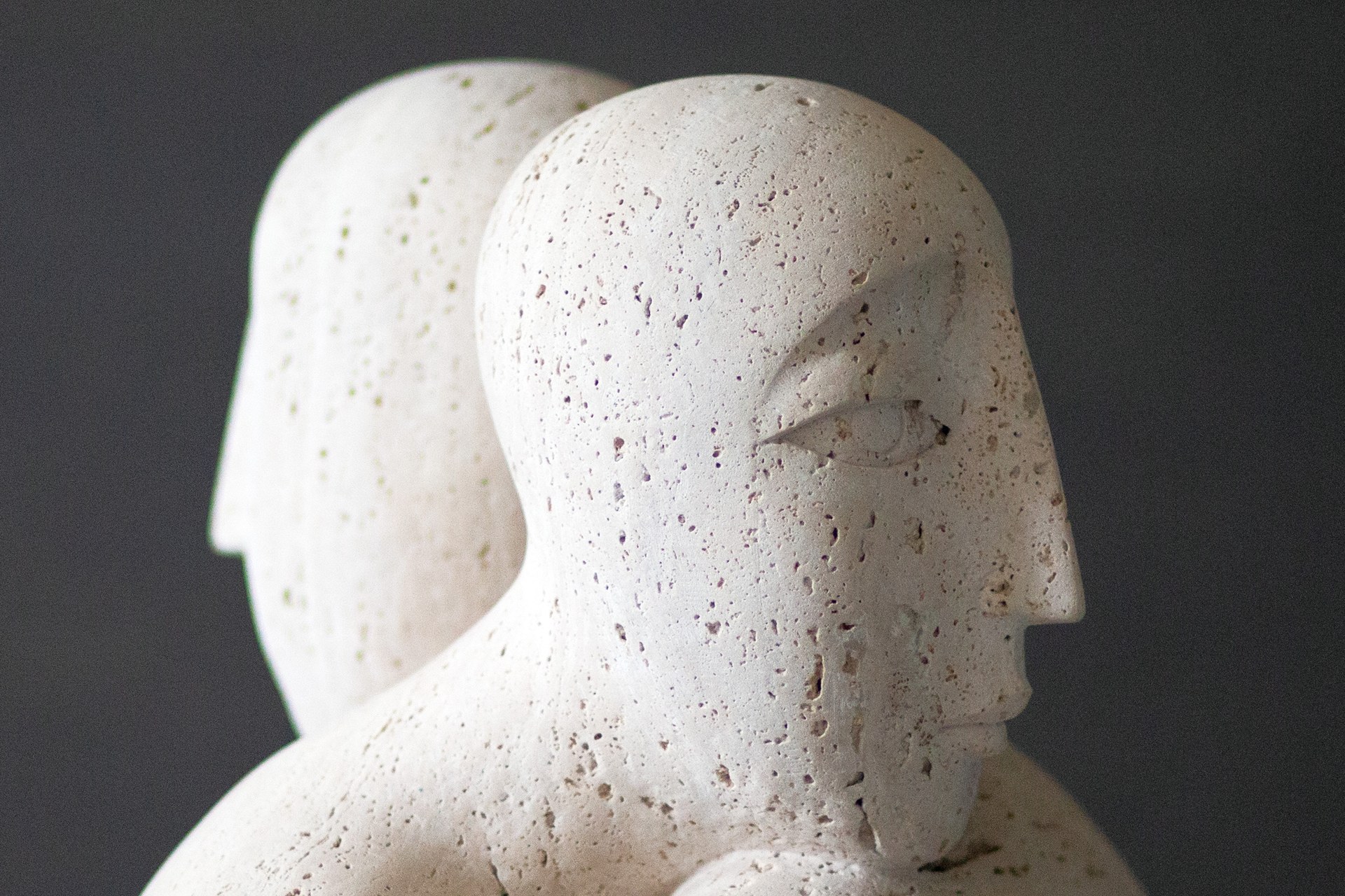 منحوتة حجرية بعنوان «دائرة» لفانغ شو، أُنجزت عام 2020، بأبعاد 50 × 34 × 38 سم.