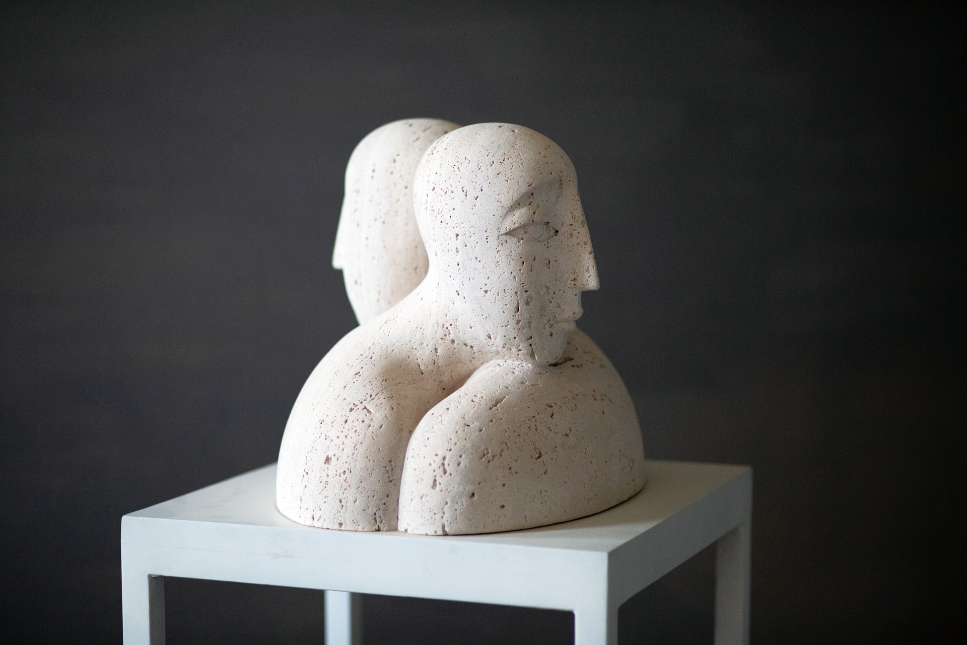 Fang Xu의 2020년 석조 작품 《원》. 크기는 50 × 34 × 38cm(19.7 × 13.4 × 15.0인치)이다.