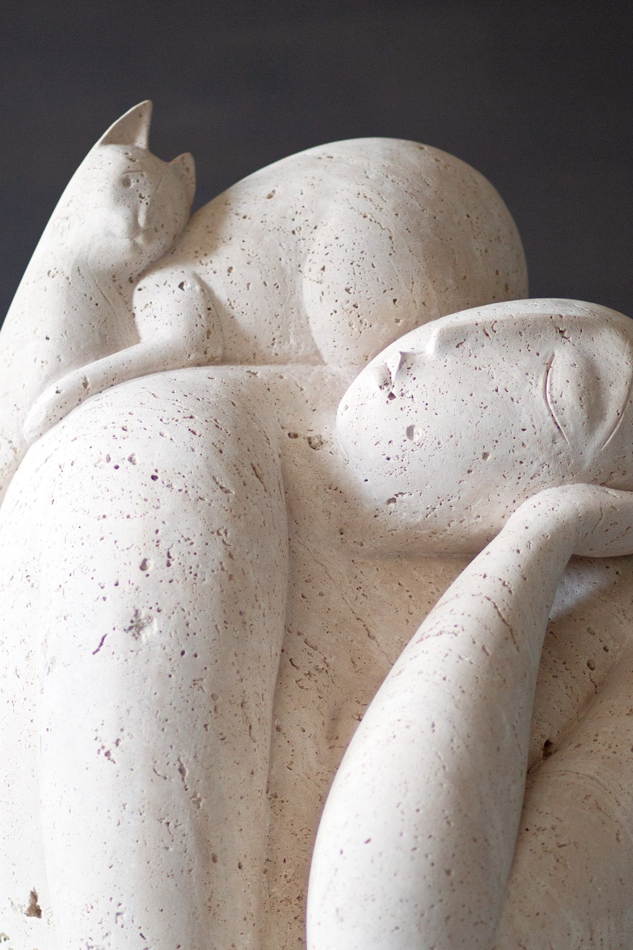 منحوتة «In Shore (2020)» لفانغ شو، 2020، نحت حجري، 45 × 34 × 48 سم (17.7 × 13.4 × 18.9 بوصة).