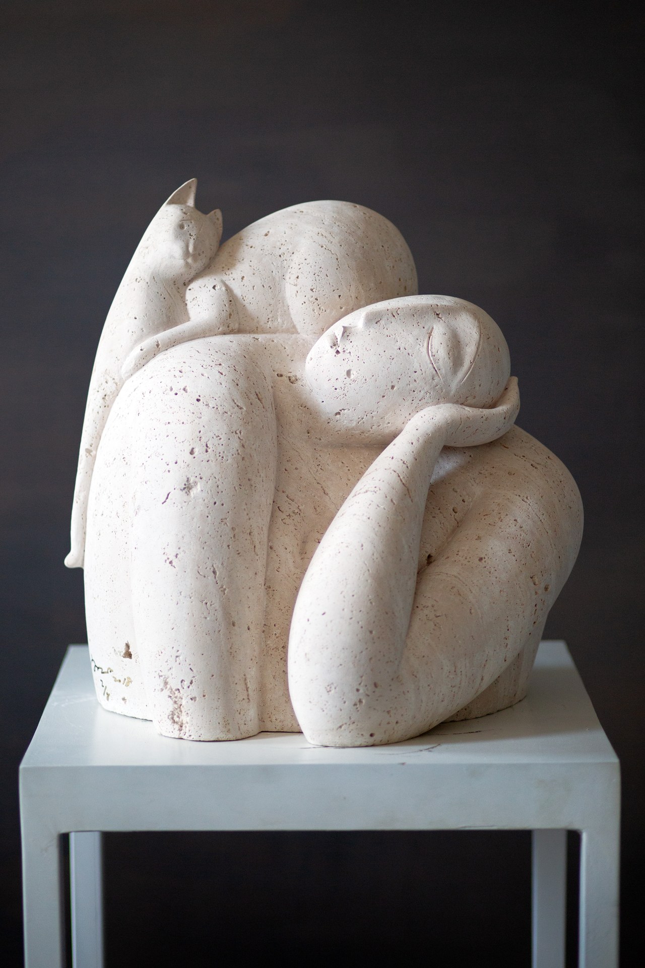 Fang Xu의 2020년 조각 《In Shore (2020)》. 석재 조각, 45 × 34 × 48 cm(17.7 × 13.4 × 18.9 in).