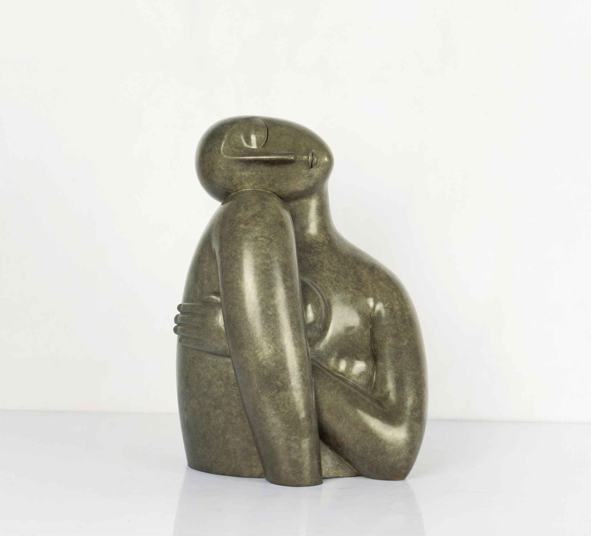 方旭雕塑《梦（2018）》，2018年，青铜化学着色，30 × 27 × 44 cm（11.8 × 10.6 × 17.3 inch）。
