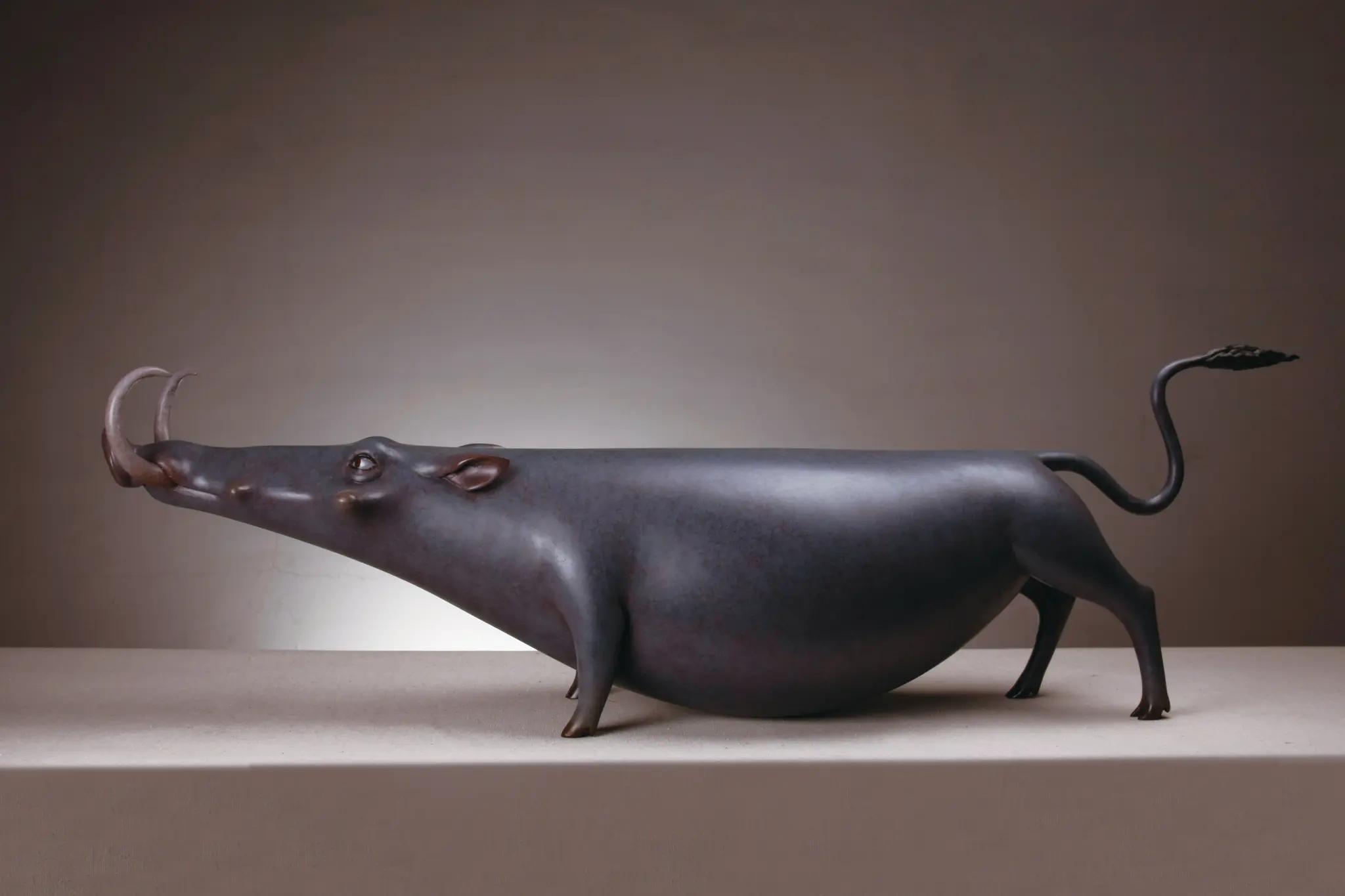 Fang Xu의 2016년 조각 《Rise》. 청동, 50 × 11 × 16 cm(19.7 × 4.3 × 6.3 inch).