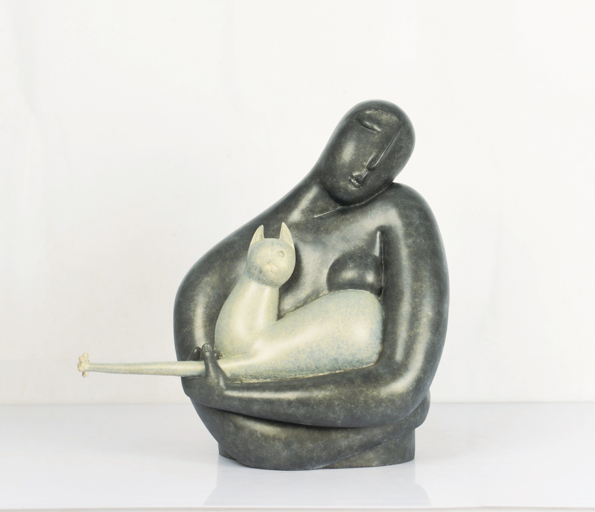 方旭雕塑《与-共》，2018年，青铜化学着色，52 × 25 × 51 cm（20.5 × 9.8 × 20.1 inch）。
