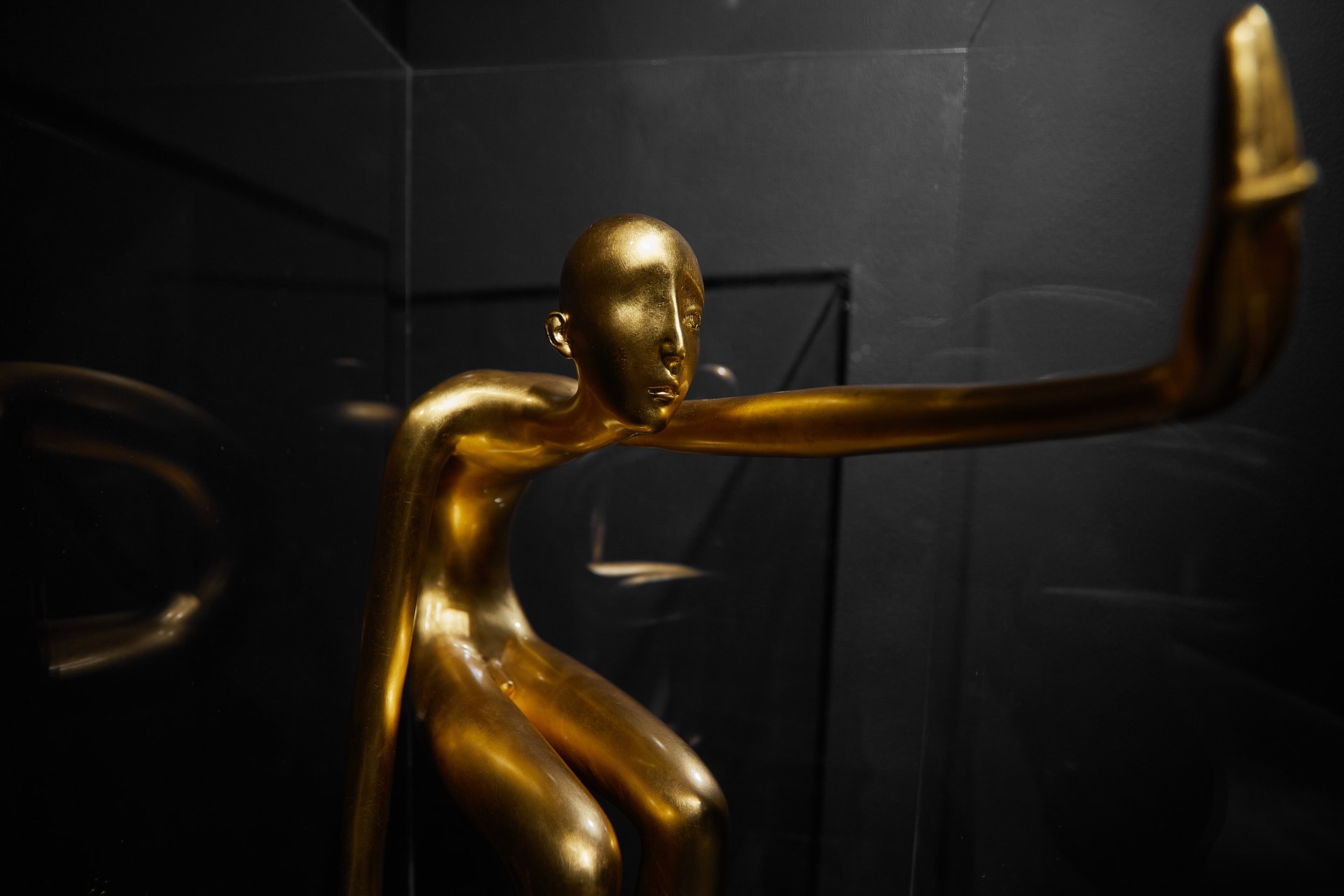 Skulptur von Fang Xu, 2016, Bronze mit Blattgold, 77 × 38 × 60 cm.