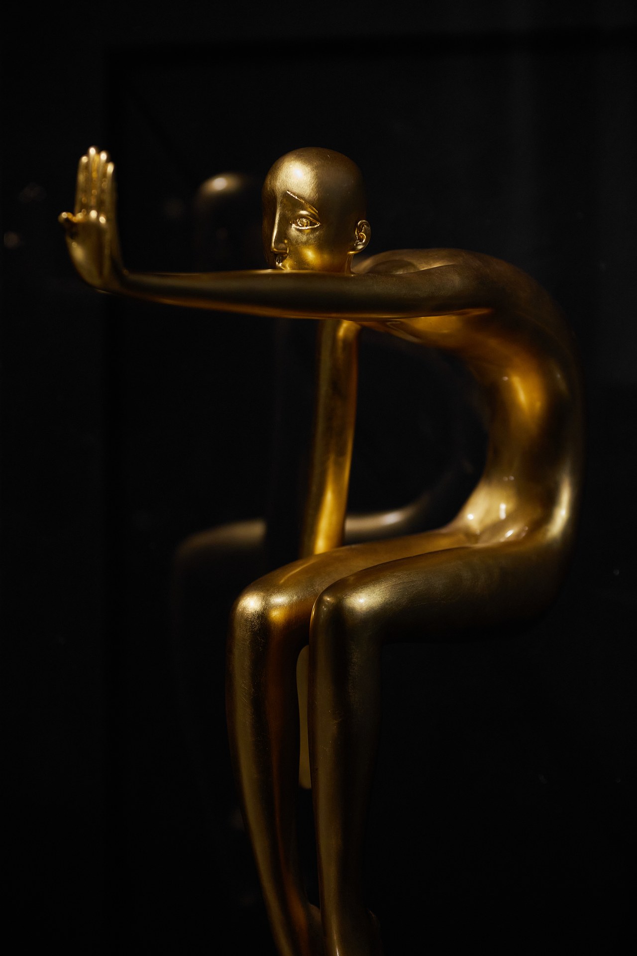 Skulptur von Fang Xu, 2016, Bronze mit Blattgold, 77 × 38 × 60 cm.