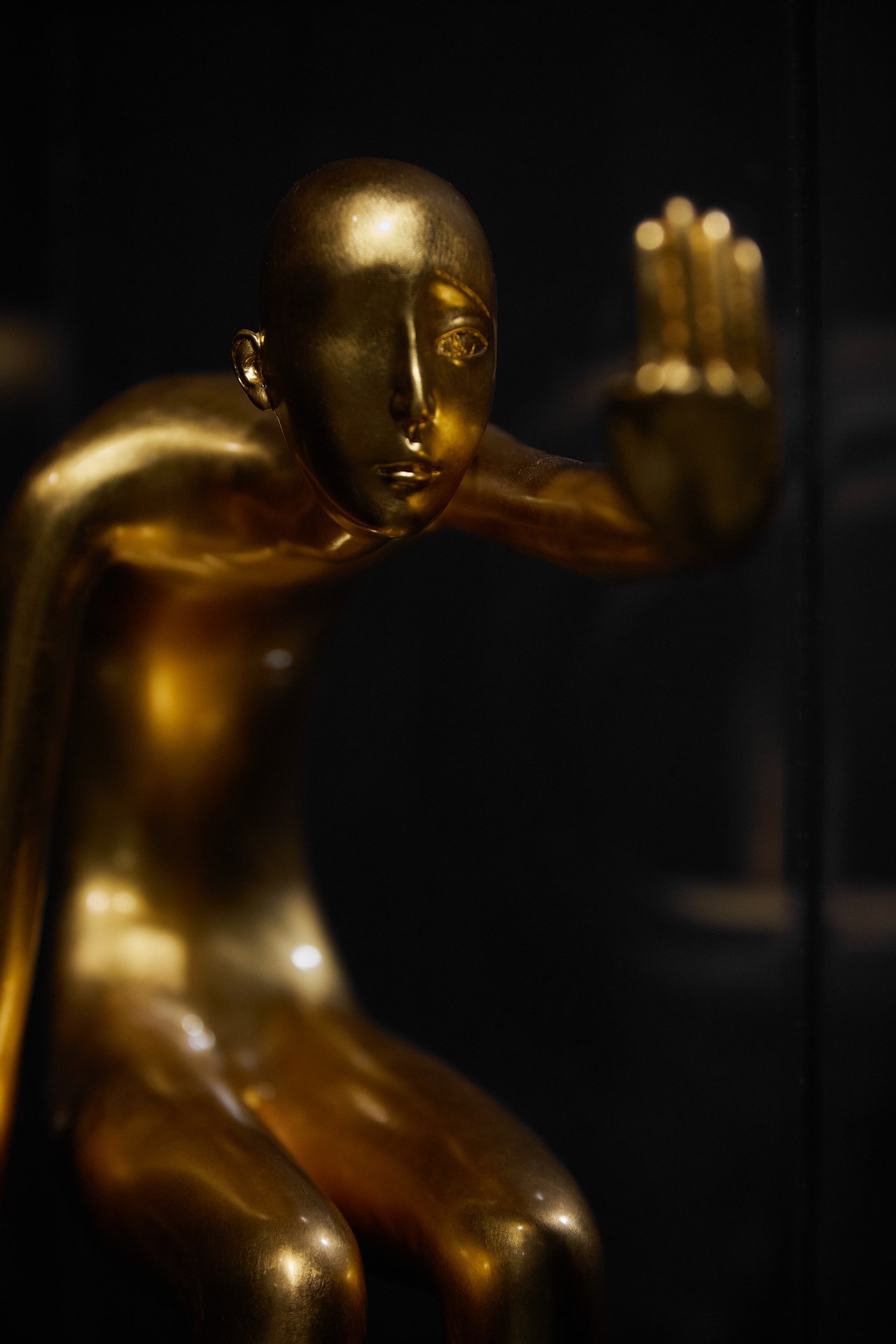 Skulptur von Fang Xu, 2016, Bronze mit Blattgold, 77 × 38 × 60 cm.