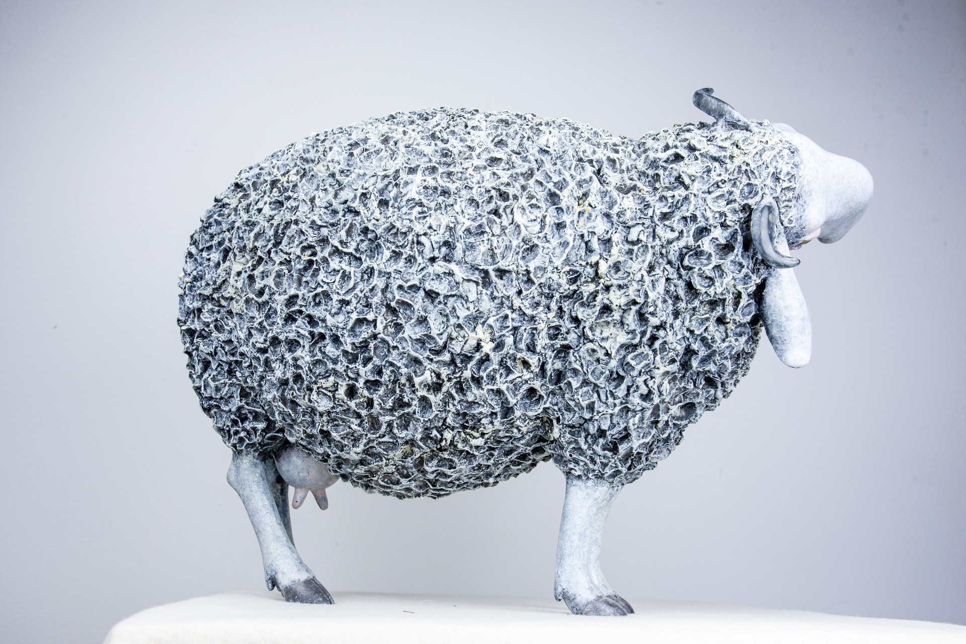 《痴》，2015年，青铜化学着色，56 × 30 × 40 cm。