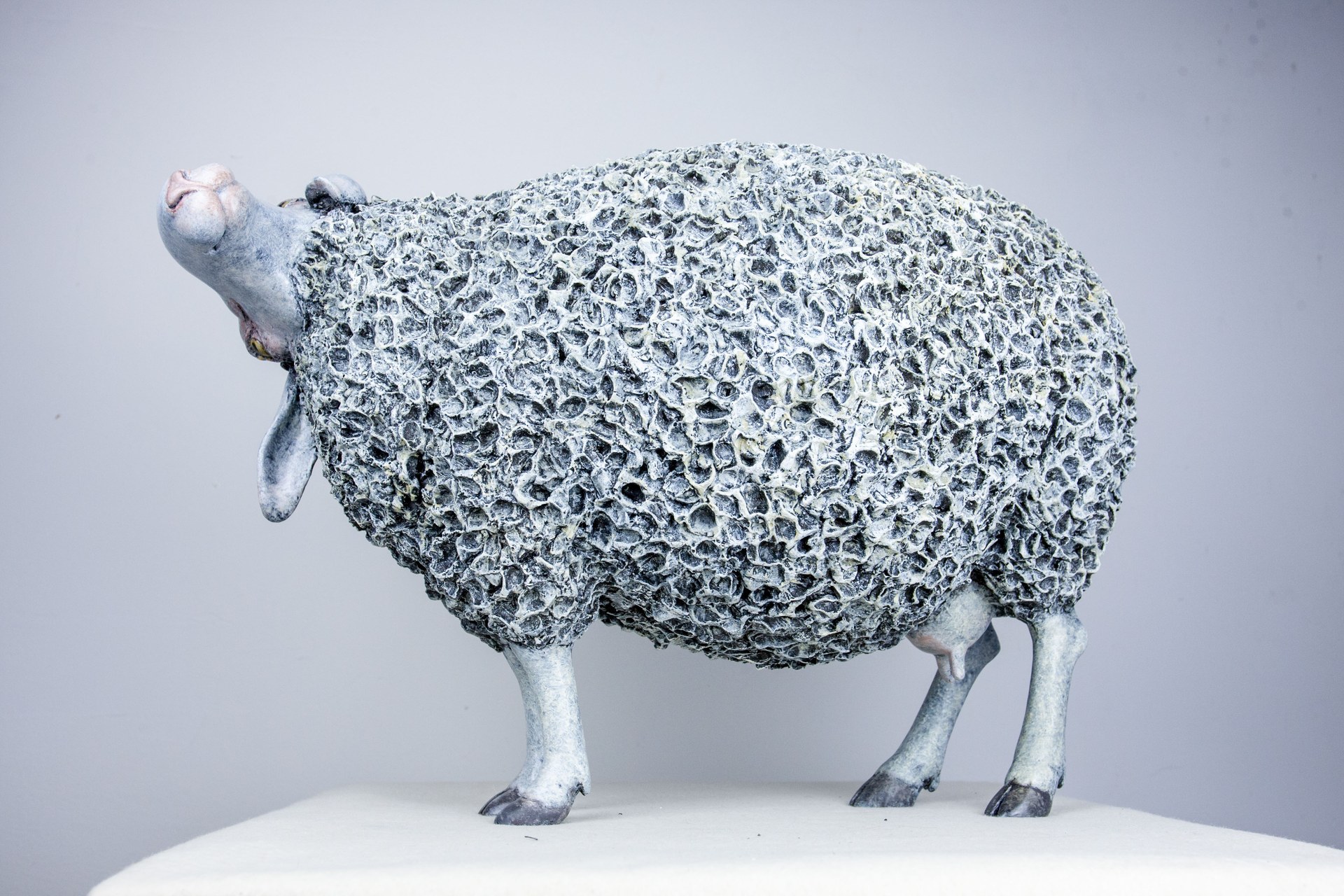《痴》，2015年，青铜化学着色，56 × 30 × 40 cm。
