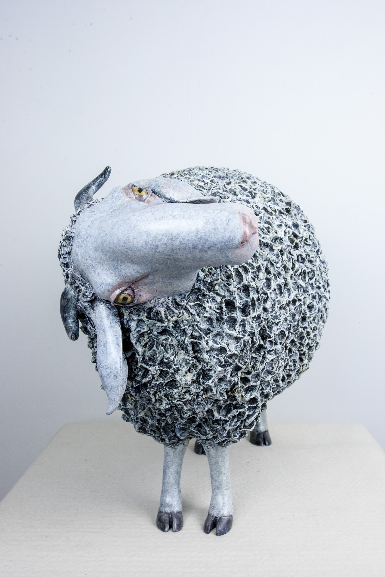 《痴》，2015年，青铜化学着色，56 × 30 × 40 cm。