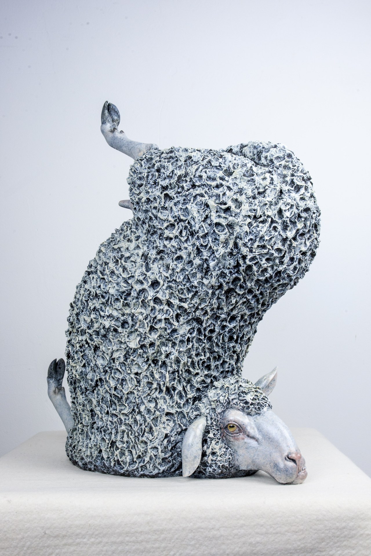 منحوتة لفانغ شو، 2015، من البرونز الملوّن، 42 × 22 × 52 سم (16.5 × 8.7 × 20.5 بوصة).