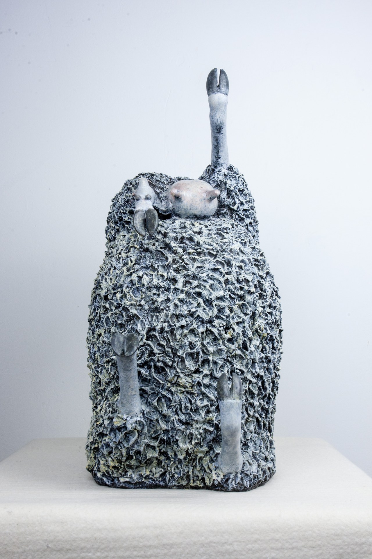 منحوتة لفانغ شو، 2015، من البرونز الملوّن، 42 × 22 × 52 سم (16.5 × 8.7 × 20.5 بوصة).
