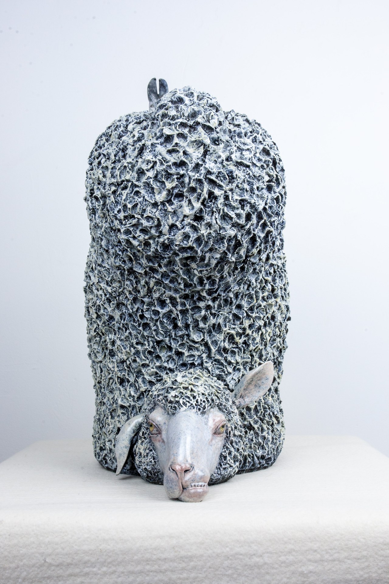 Fang Xu의 2015년 조각 《Drunk》. 착색 청동, 42 × 22 × 52 cm(16.5 × 8.7 × 20.5 inch).