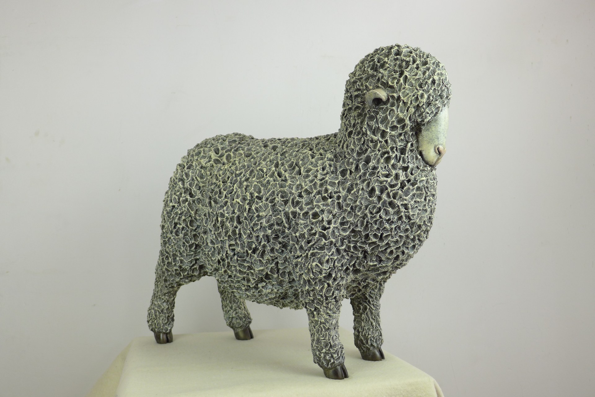 Fang Xu의 2015년 조각 《Stength》. 착색 청동, 70 × 30 × 56 cm(27.6 × 11.8 × 22.0 inch).