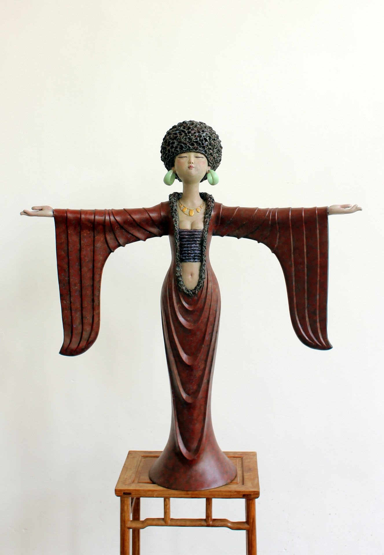 〈Embrace the sun〉, 2014년, 착색 청동, 110 × 100 × 35 cm(43.3 × 39.4 × 13.8 inch).