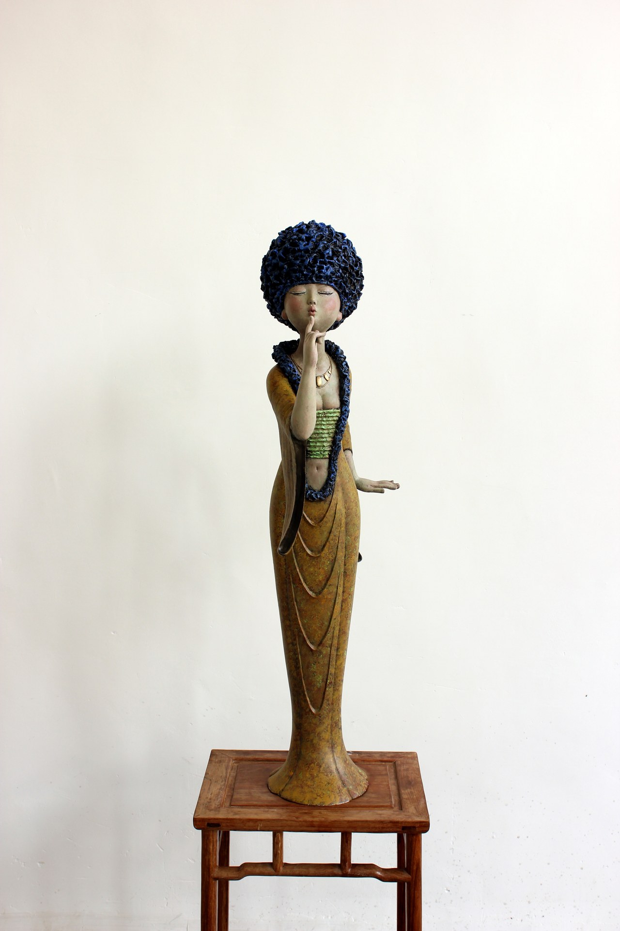 〈A story from spring〉, 2014년, 착색 청동, 110 × 33 × 45 cm(43.3 × 13.0 × 17.7 inch).