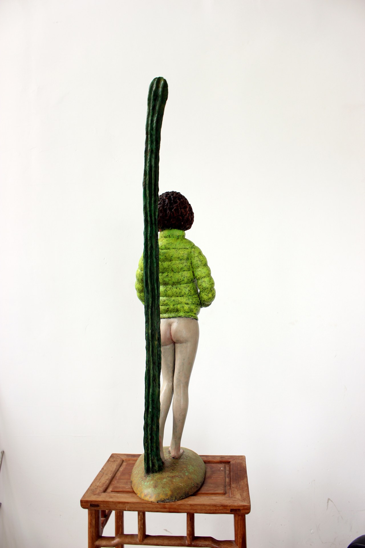 《独自等待》，2014年，青铜着色，112 × 24 × 34 cm（44.1 × 9.4 × 13.4英寸）。
