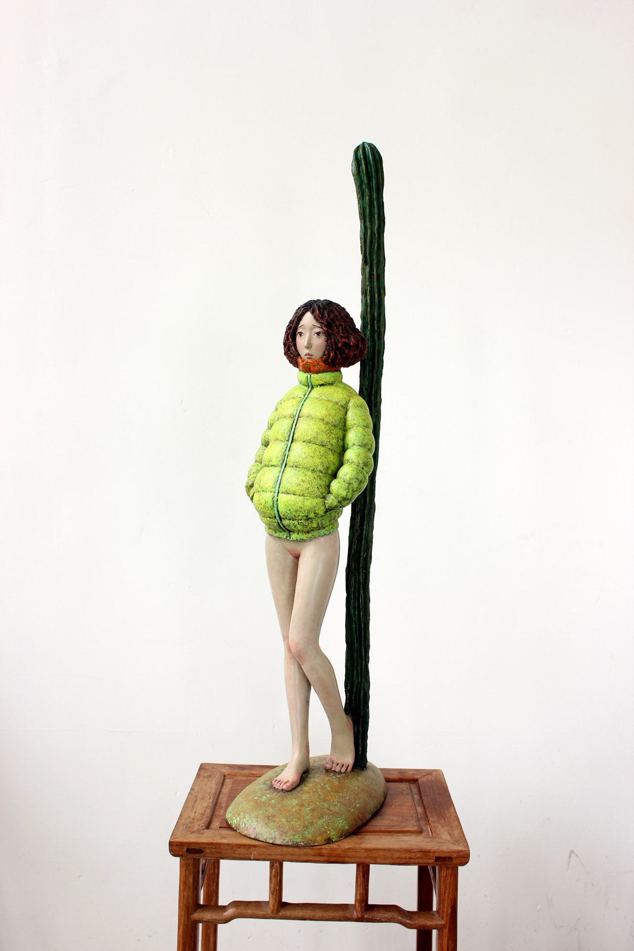 《独自等待》，2014年，青铜着色，112 × 24 × 34 cm（44.1 × 9.4 × 13.4英寸）。