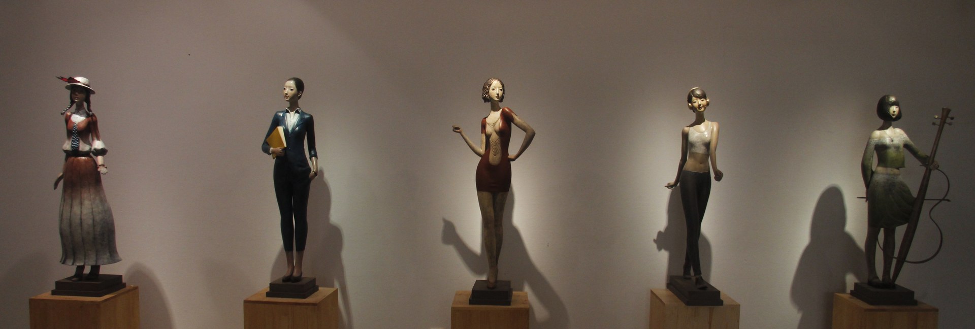 منحوتة من البرونز الملوّن، 2013، بأبعاد 130 × 30 × 65 سم (51.2 × 11.8 × 25.6 بوصة).