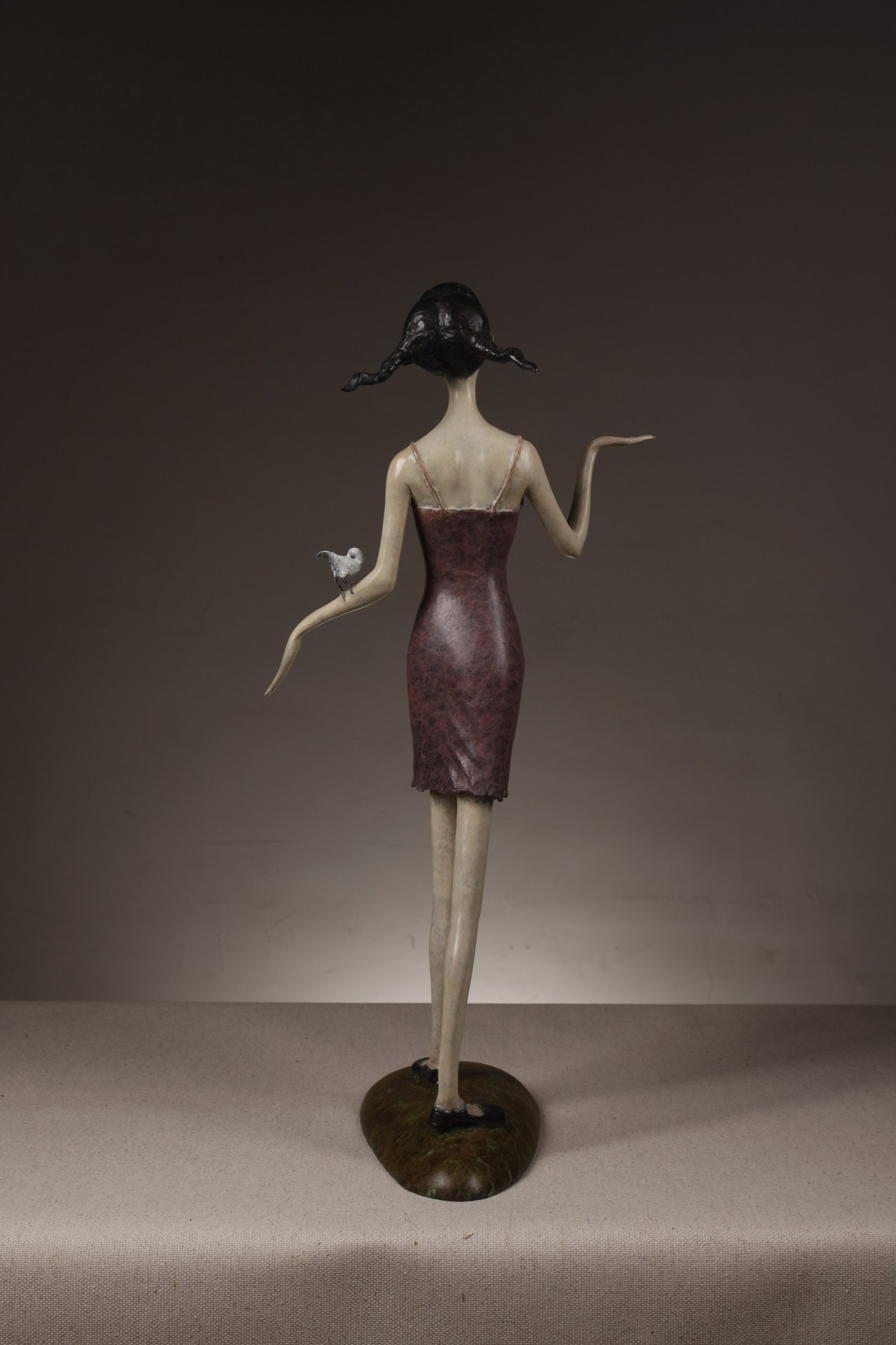 《恋空》，2011年，青铜着色，60 × 30 × 35 cm（23.6 × 11.8 × 13.8英寸）。