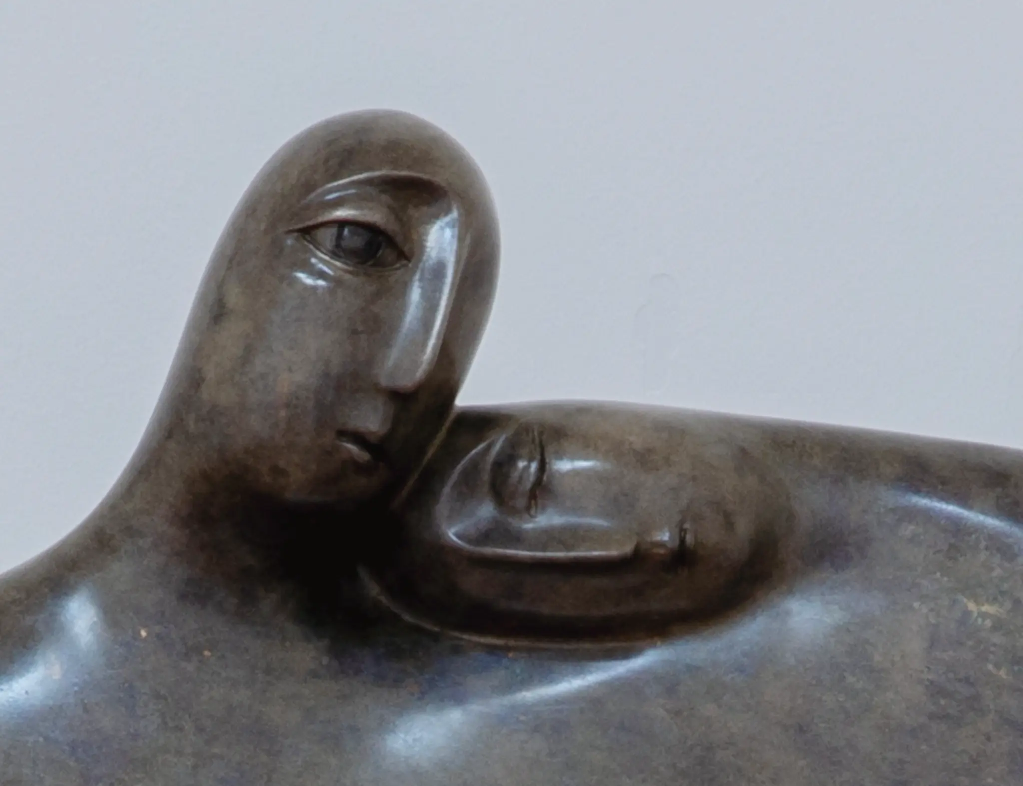 Escultura de bronce con coloración química titulada «Entre tú y yo n.º 2», de 2023, con unas dimensiones de 43 × 16 × 58 cm.