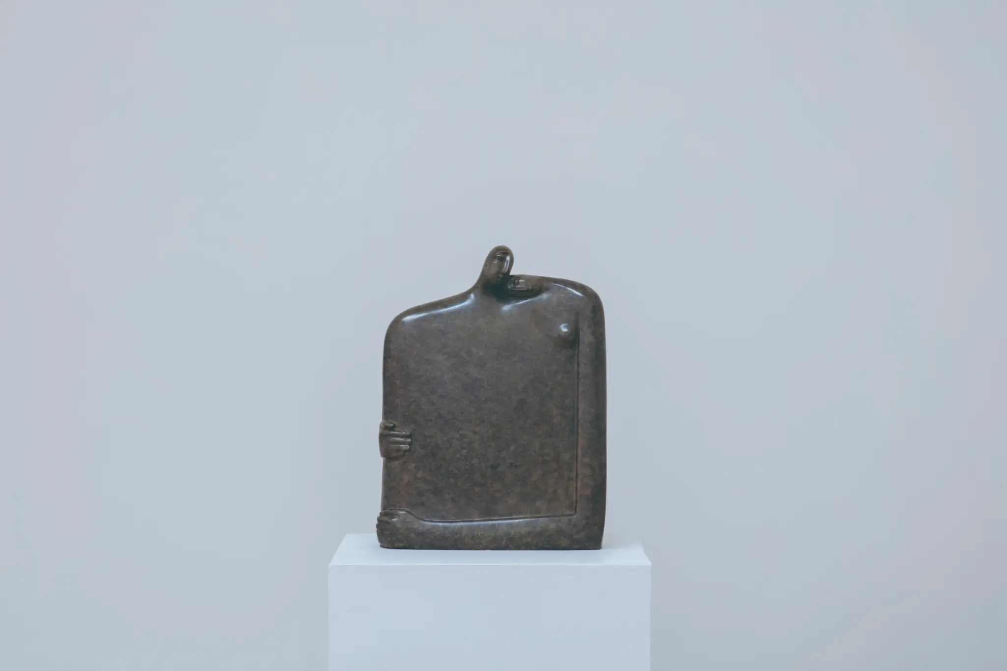 Escultura de bronce con coloración química titulada «Entre tú y yo n.º 2», de 2023, con unas dimensiones de 43 × 16 × 58 cm.
