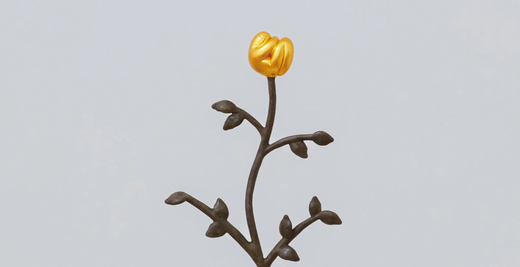 《自由生长 No.2》，2023年，青铜贴金箔，22 × 12 × 44 cm。