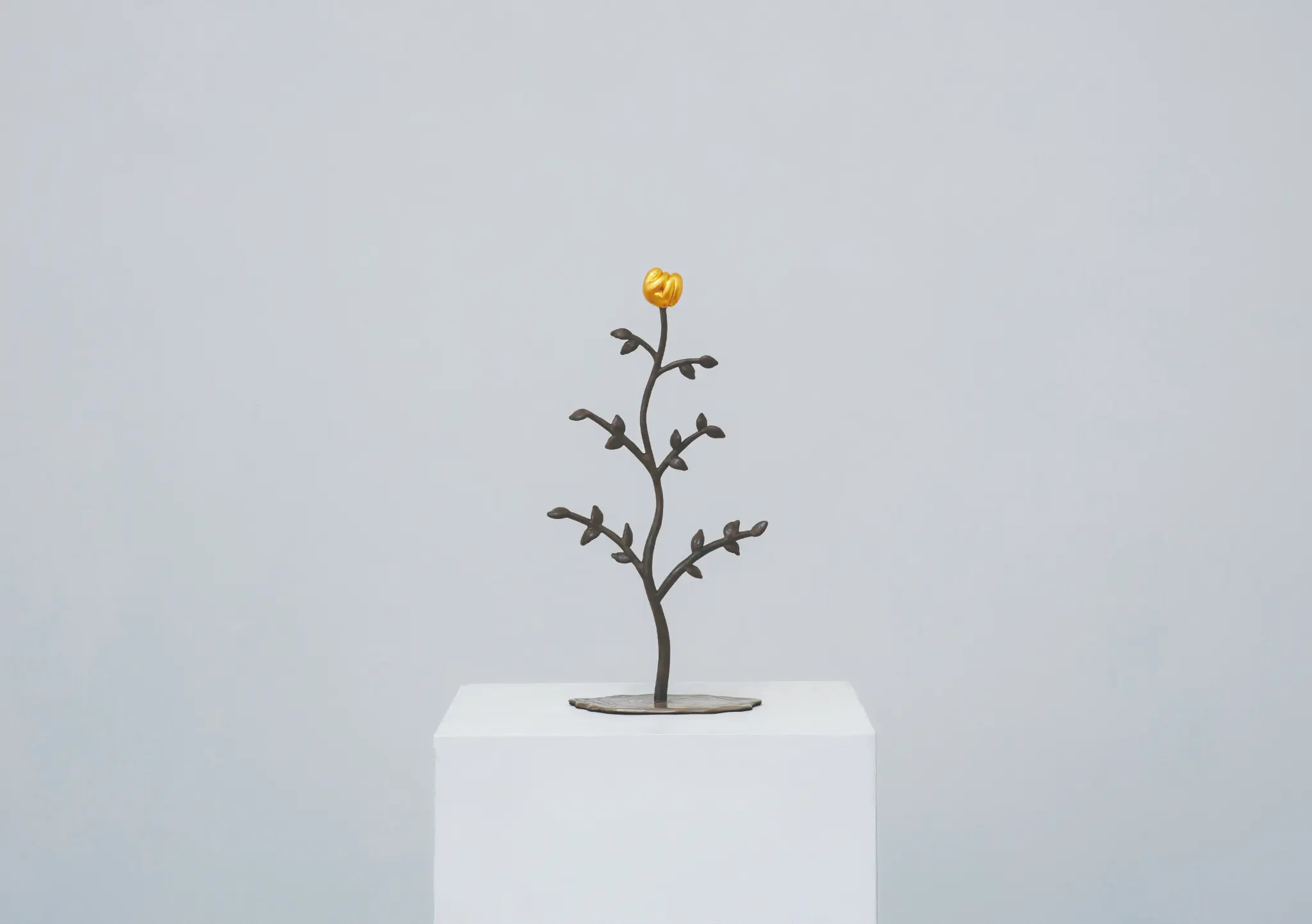منحوتة «Free Growth No.2» لفانغ شو، 2023، من البرونز المكسو بورق الذهب، 22 × 12 × 44 سم (8.7 × 4.7 × 17.3 بوصة).