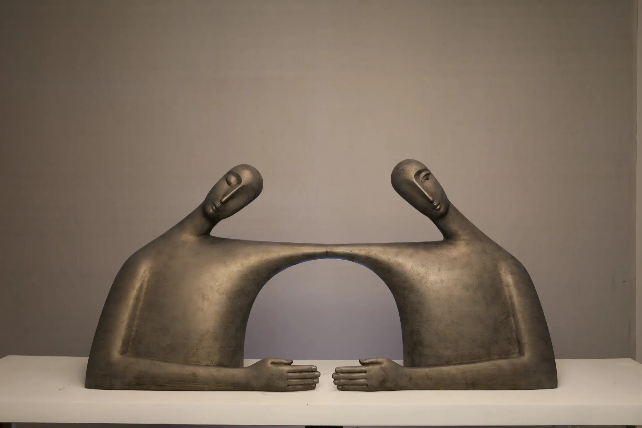Fang Xu의 2019년 조각 《Twins》. 착색 청동, 126 × 26 × 62 cm(49.6 × 10.2 × 24.4 in).