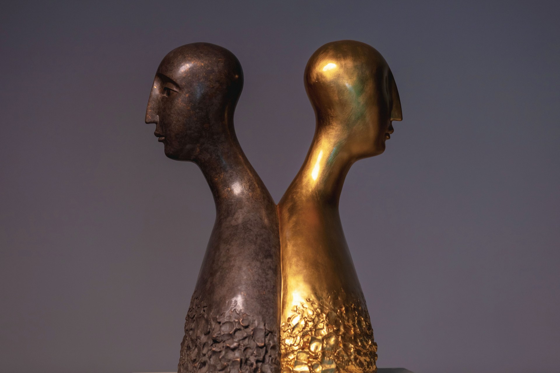 Deux moitiés, Fang Xu, 2019, bronze à la feuille d’or, 46 × 46 × 59 cm.