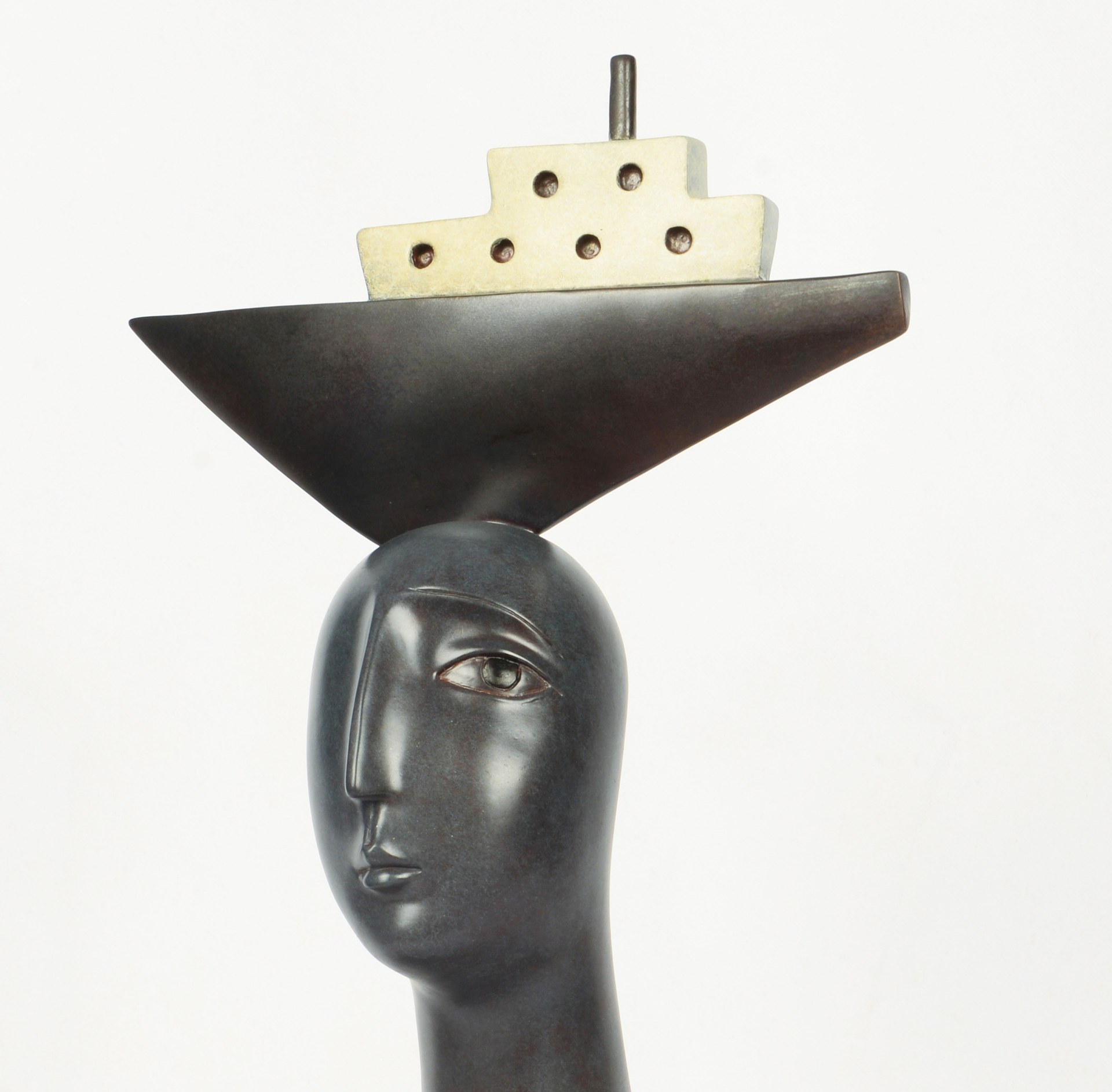 方旭雕塑《谁是谁的港湾》，2018年，青铜化学着色，42 × 20 × 69 cm（16.5 × 7.9 × 27.2 inch）。