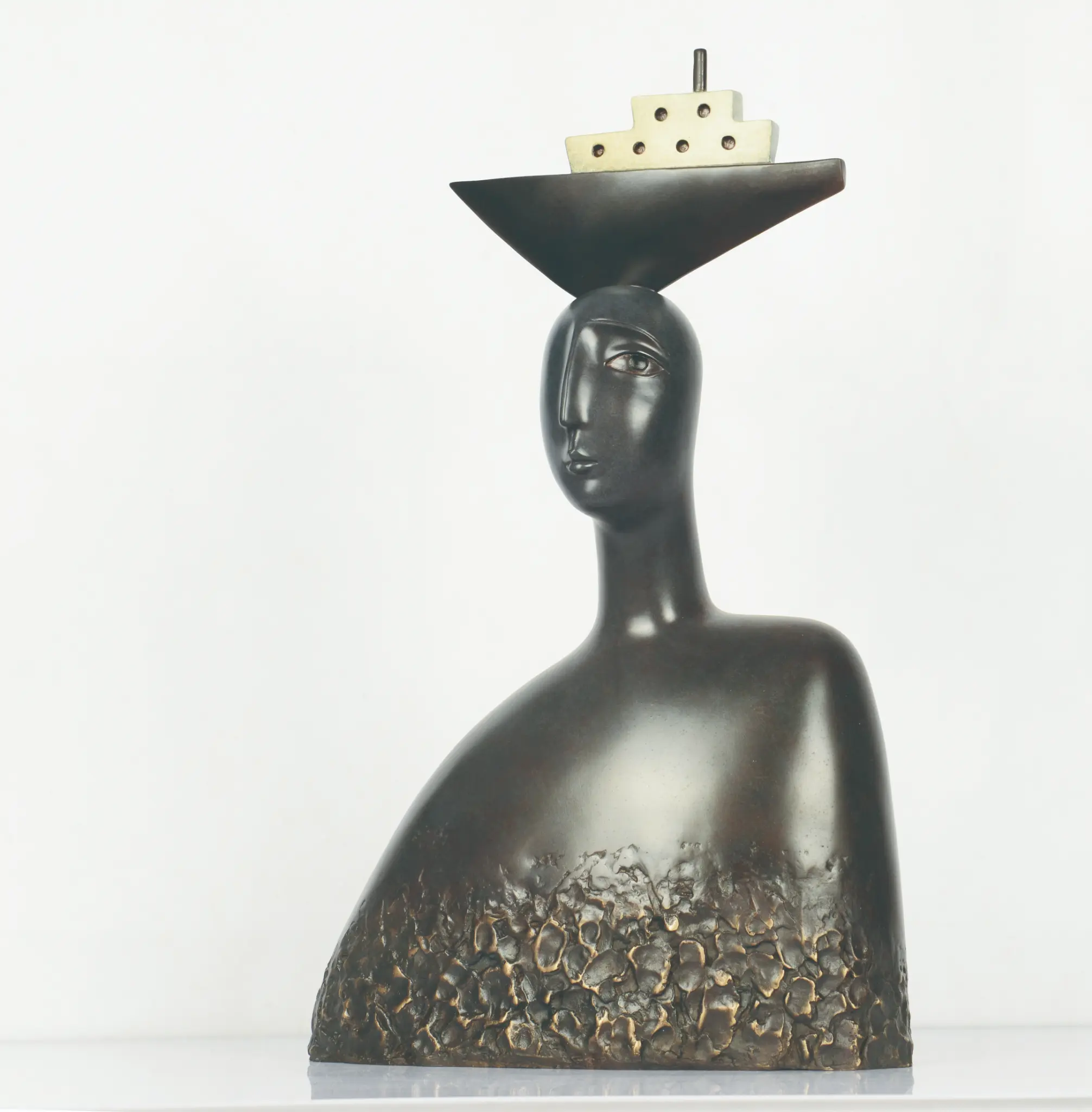 《Who Is Whose Harbor》, 2018년, 화학적 파티나를 입힌 청동, 42 × 20 × 69 cm(16.5 × 7.9 × 27.2 inch).