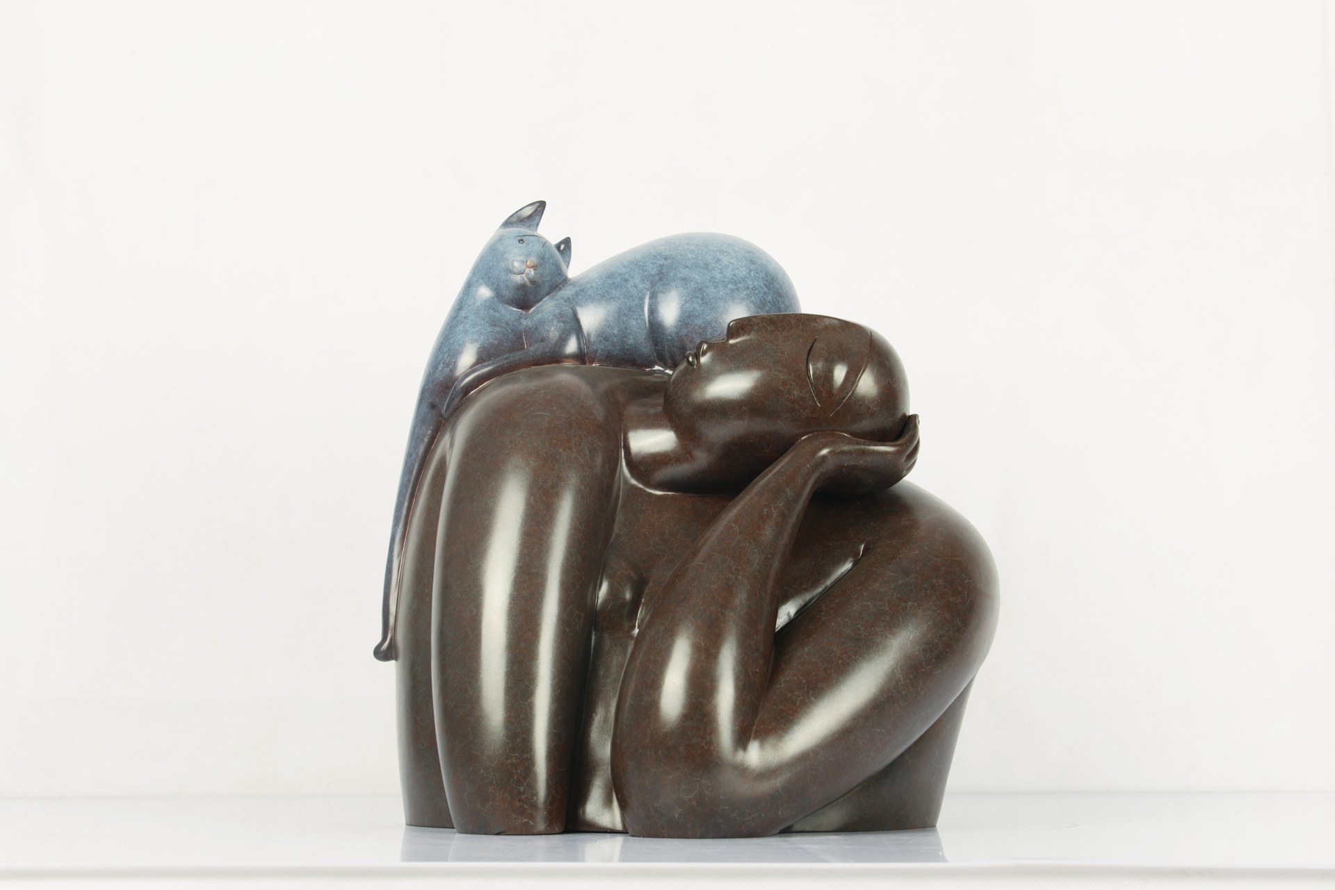 方旭2018年雕塑《靠岸》，材质为青铜化学着色，尺寸为45 × 34 × 48 cm。