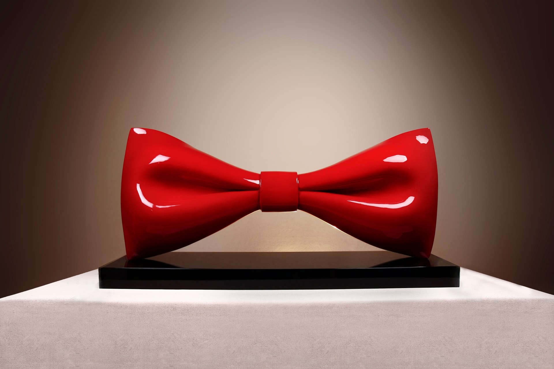 2017년 조각, 스프레이 도장한 레진, 170 × 36 × 81 cm(66.9 × 14.2 × 31.9인치).