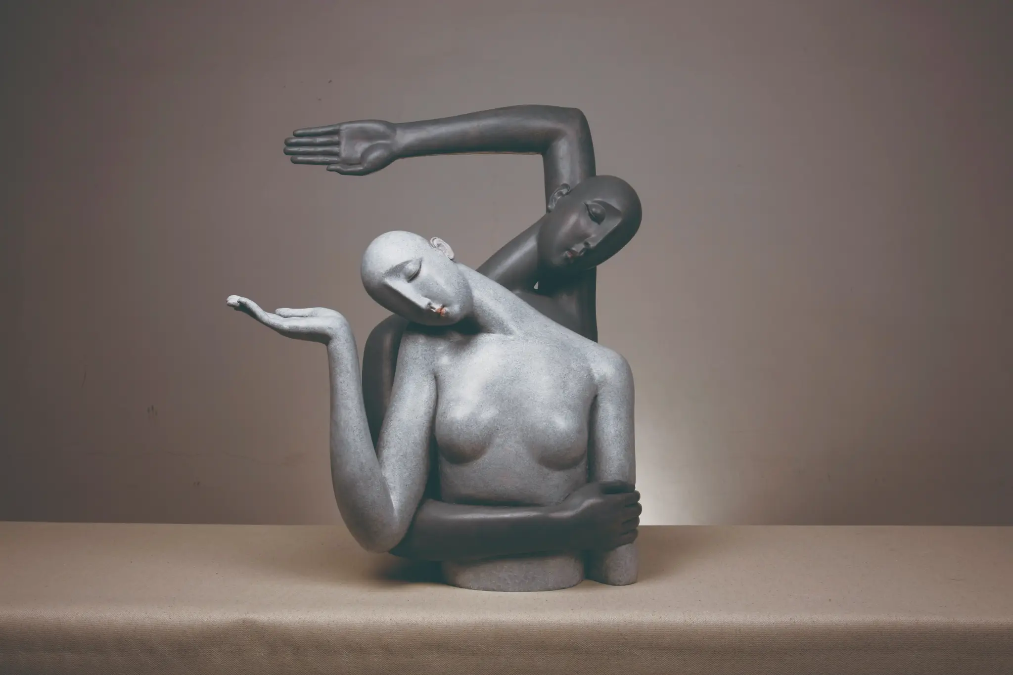 منحوتة من البرونز بباتينا كيميائية، 2016، 77 × 38 × 60 سم.