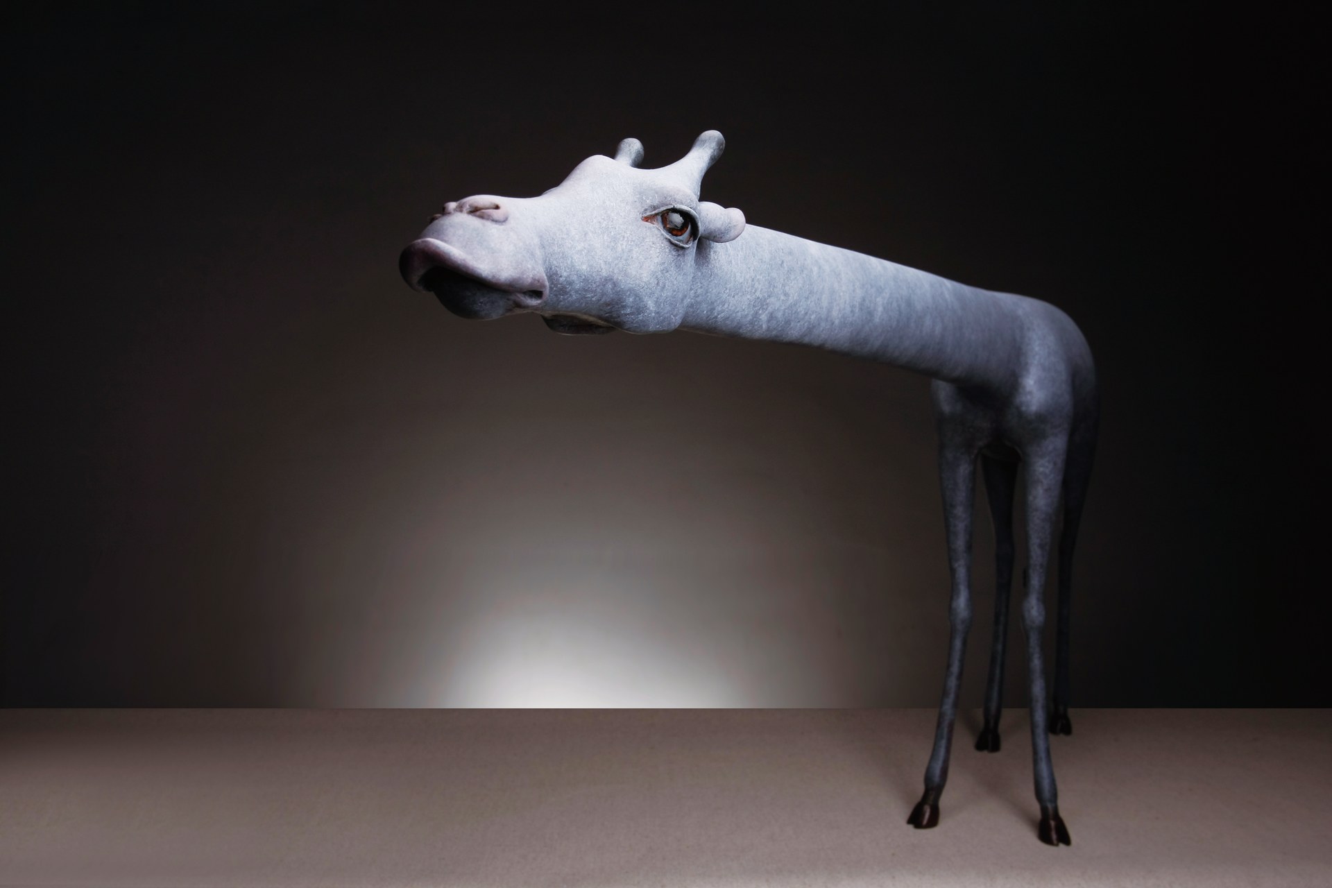 Skulptur „Zwischen zwei Linien · Brücke“ von Fang Xu, 2016, aus Kunstharz mit polychromer Fassung; 47 × 13 × 108 cm.