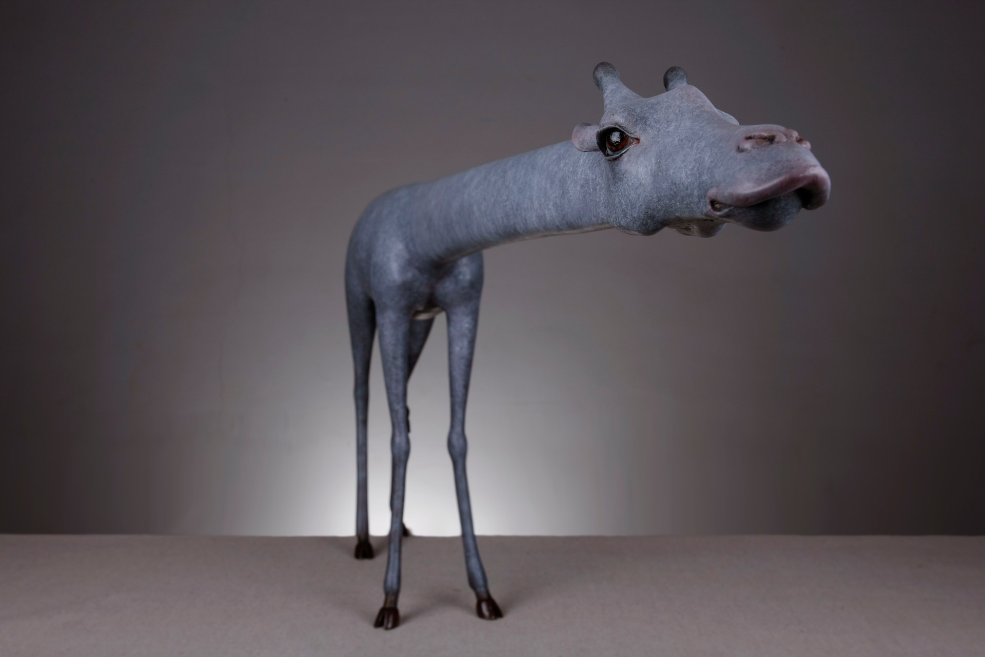 Skulptur „Zwischen zwei Linien · Brücke“ von Fang Xu, 2016, aus Kunstharz mit polychromer Fassung; 47 × 13 × 108 cm.