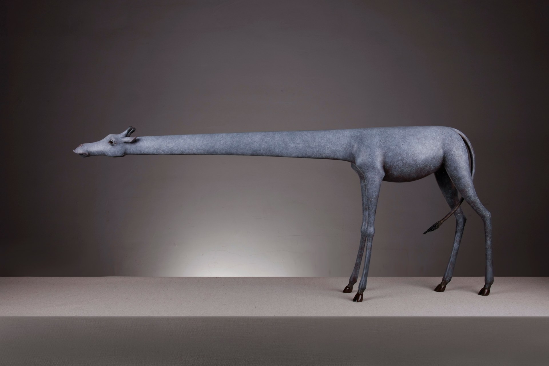 Skulptur „Zwischen zwei Linien · Brücke“ von Fang Xu, 2016, aus Kunstharz mit polychromer Fassung; 47 × 13 × 108 cm.