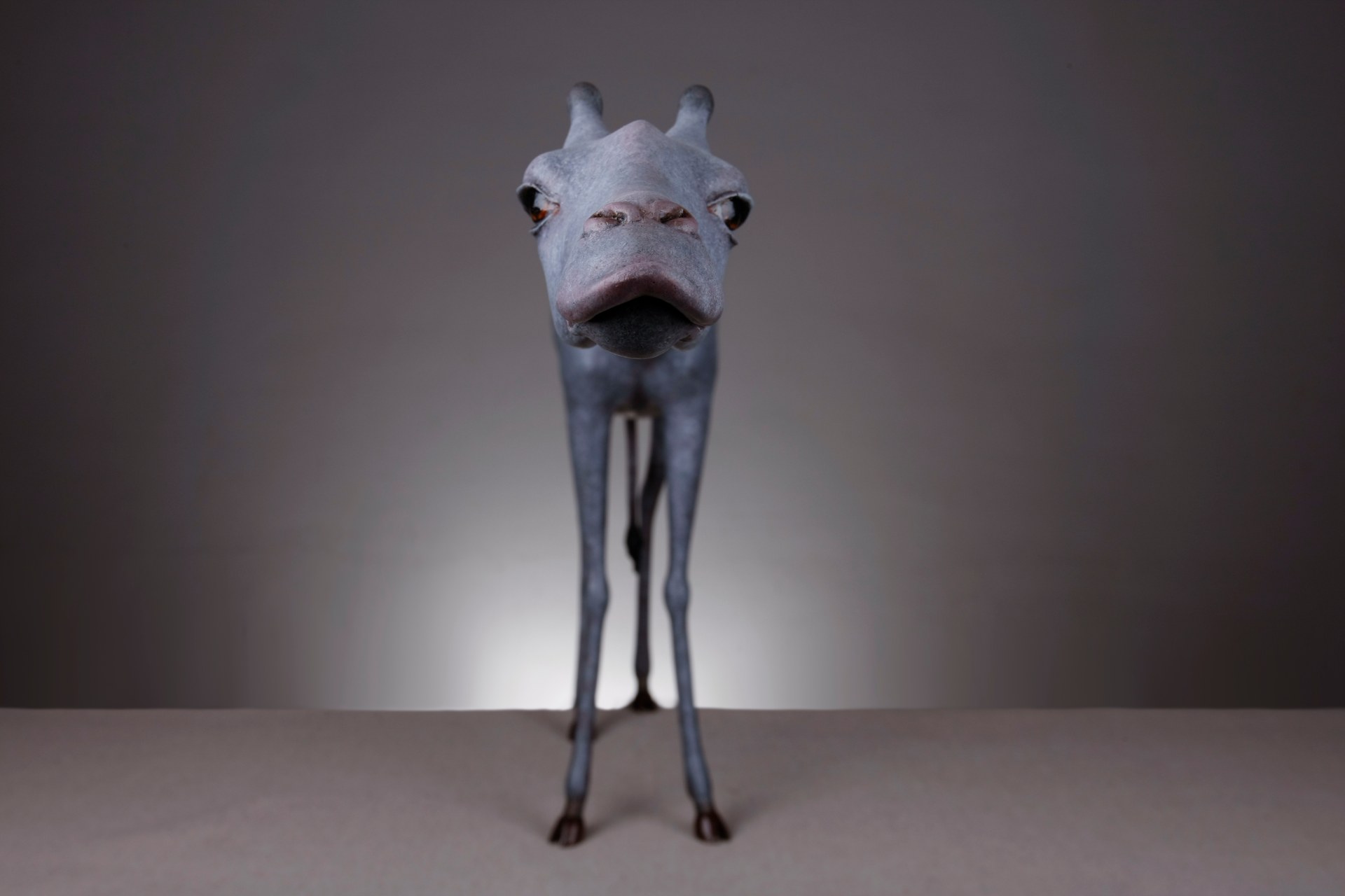 Skulptur „Zwischen zwei Linien · Brücke“ von Fang Xu, 2016, aus Kunstharz mit polychromer Fassung; 47 × 13 × 108 cm.