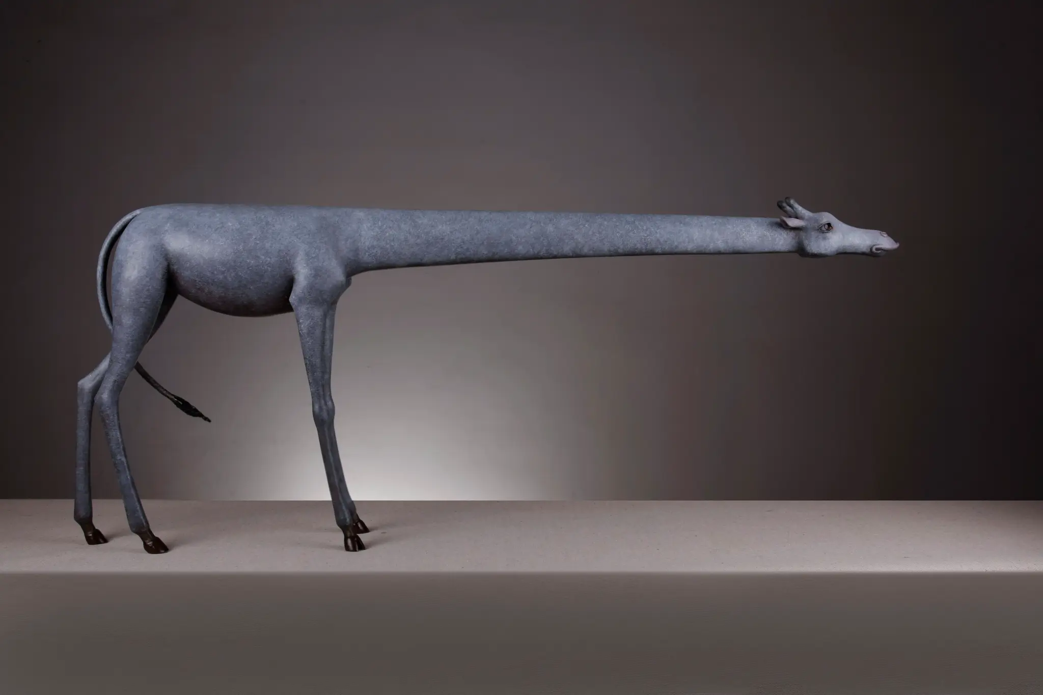 2016년 조각, 다채색 레진, 47 × 13 × 108 cm(18.5 × 5.1 × 42.5인치).