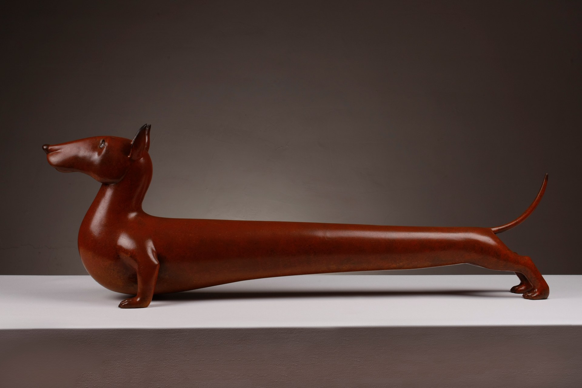 Entre dos líneas · Sonido, 2016, bronce patinado, 34 × 19 × 98 cm (13,4 × 7,5 × 38,6 pulgadas).
